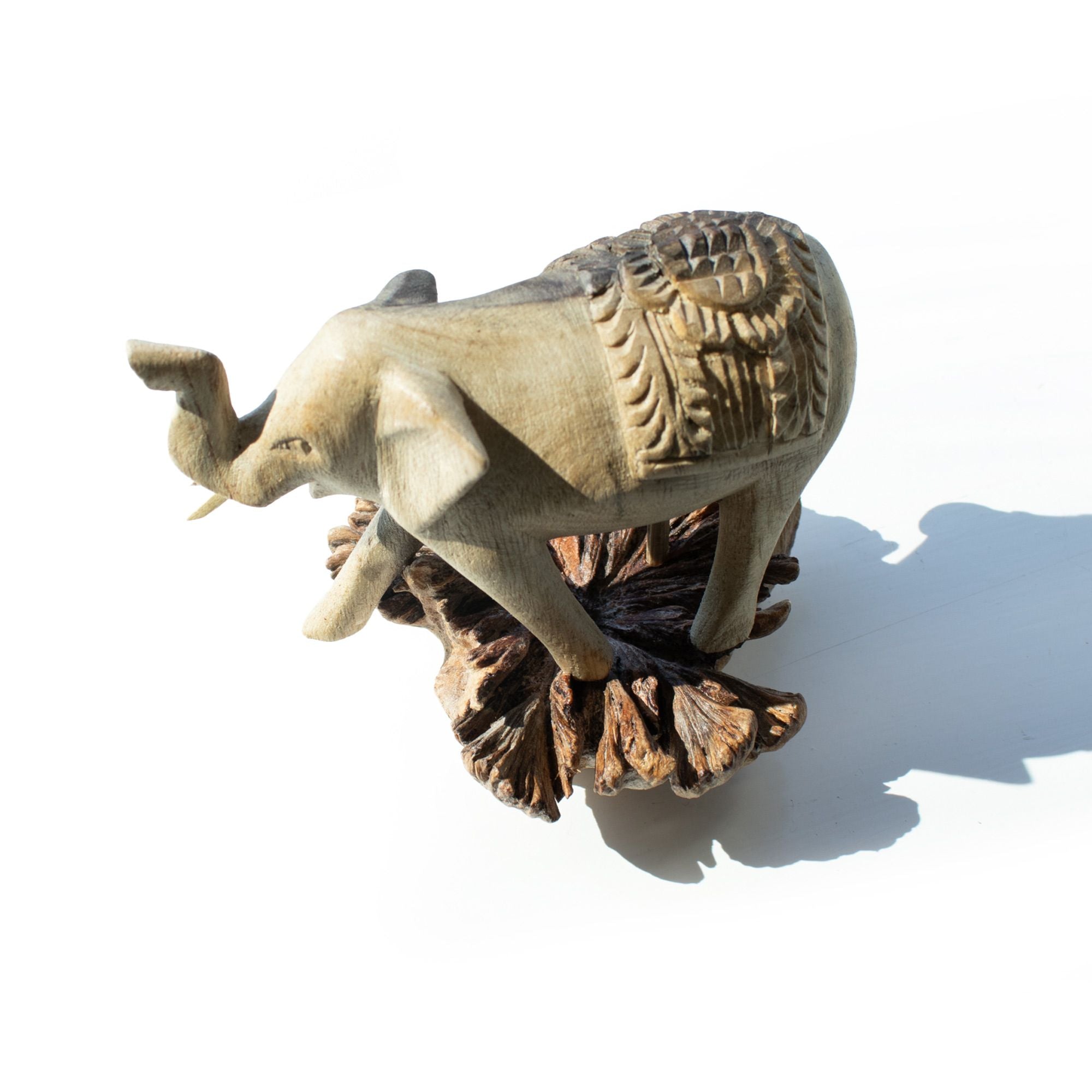 Figura de elefante tallada a mano en madera parásita