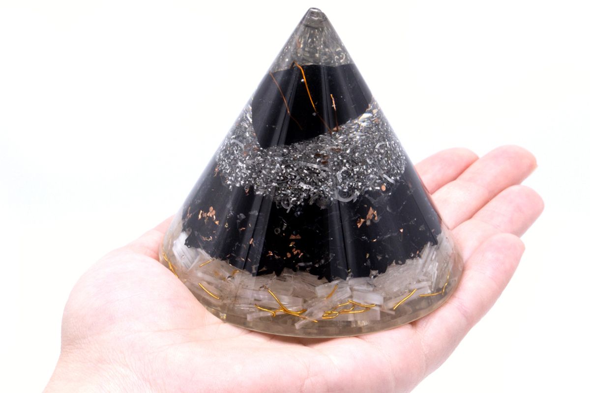 Cono de orgonita con selenita y turmalina negra - decoración elegante Altura 90 mm, resina de poliéster, protección contra la contaminación electromagnética