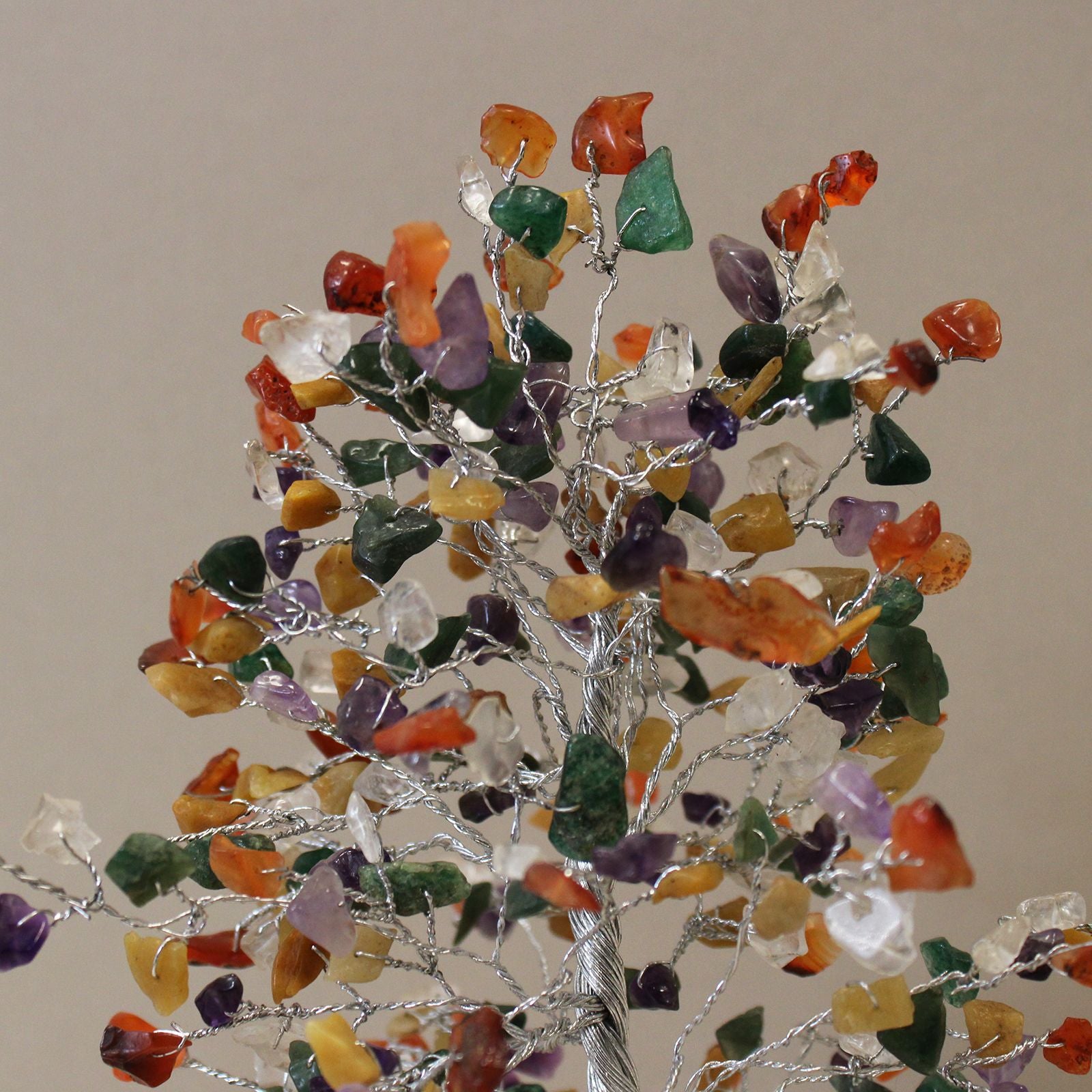 Árbol de la suerte con base de orgonita - 320 piedras de colores - Decoración llamativa para el hogar o regalo - Base estable de orgonita - Símbolo de energía positiva y armonía