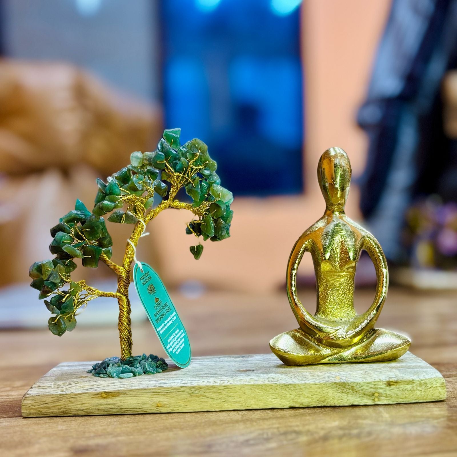 Jardines de Yoga con Piedras Preciosas - Posición Padmasana con Aventurina Verde - Árbol Hecho a Mano con 100 Piedras - Elegante Figura en Tono Dorado - Base Natural de Madera