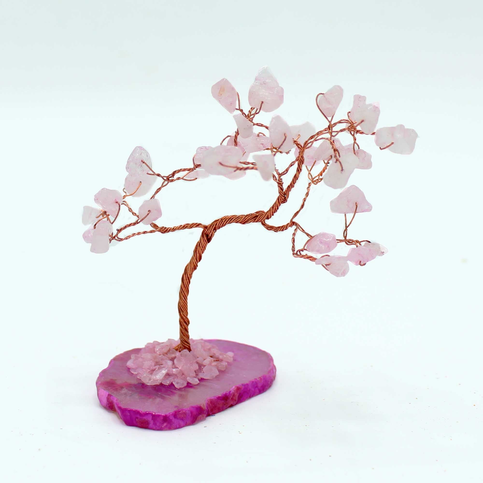Árbol mágico de piedras de cuarzo rosa sobre base de ágata rosa