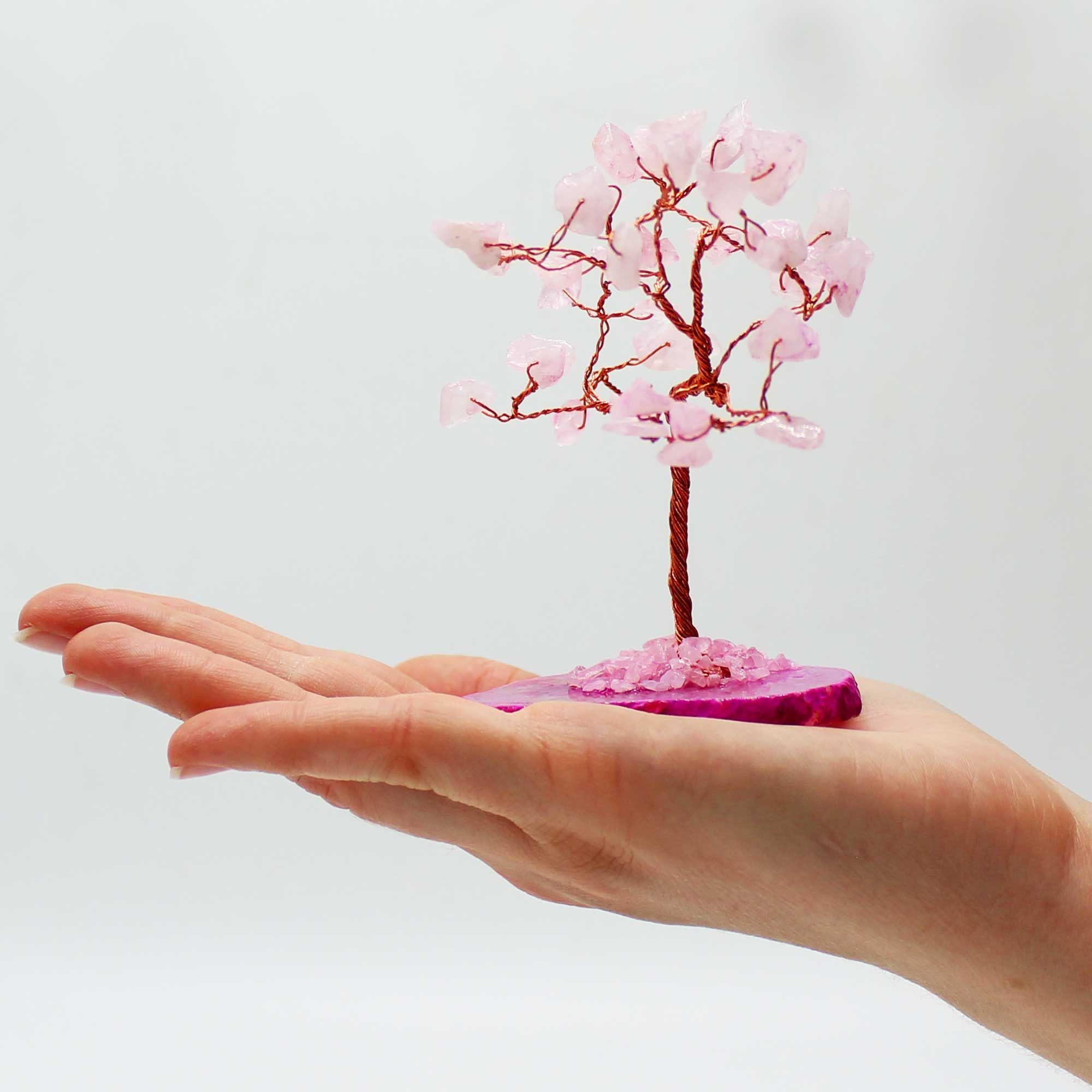 Árbol mágico de piedras de cuarzo rosa sobre base de ágata rosa