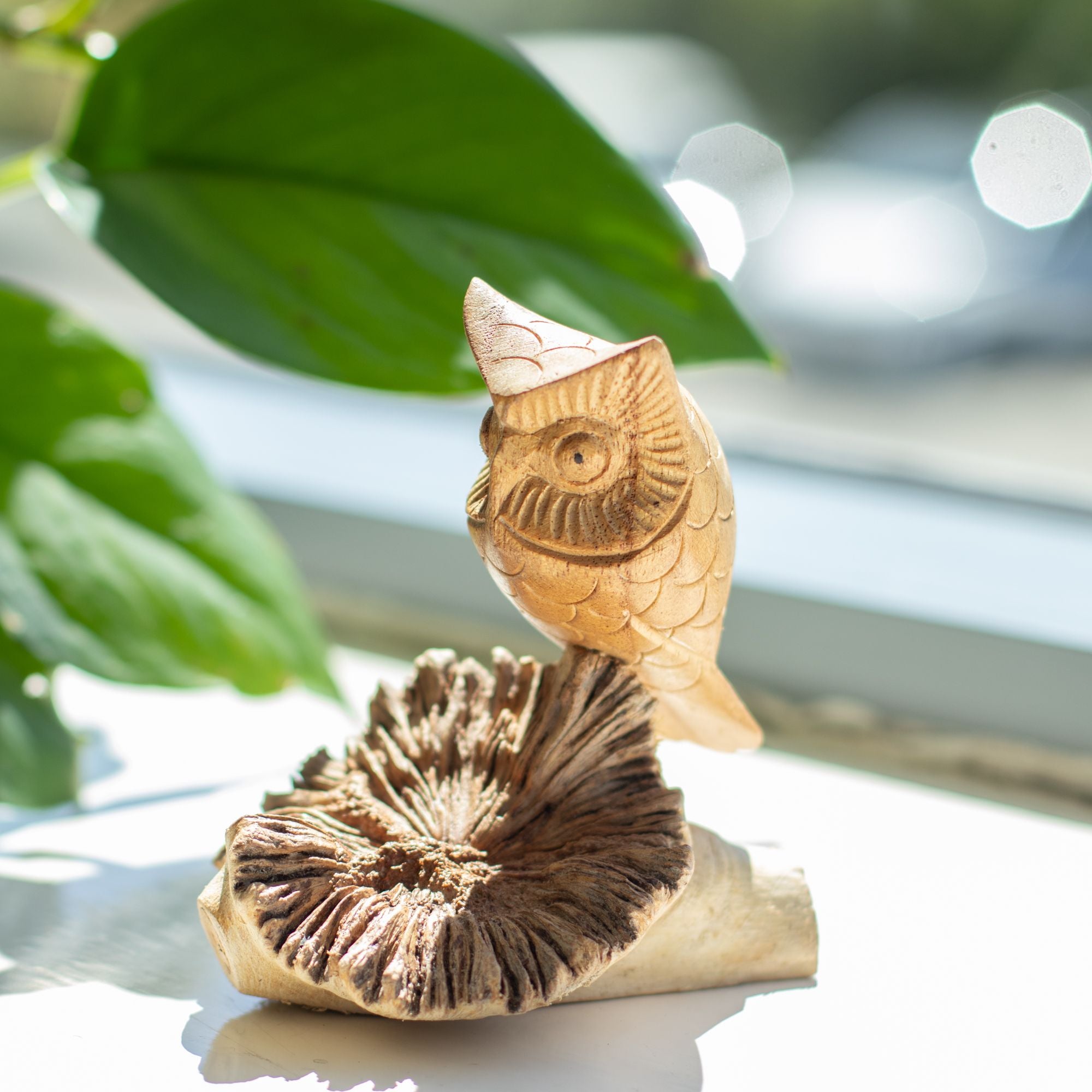 Escultura de búho hecha a mano en nudo de madera - Figura única para regalo, altura 11 cm, tonos naturales de Indonesia