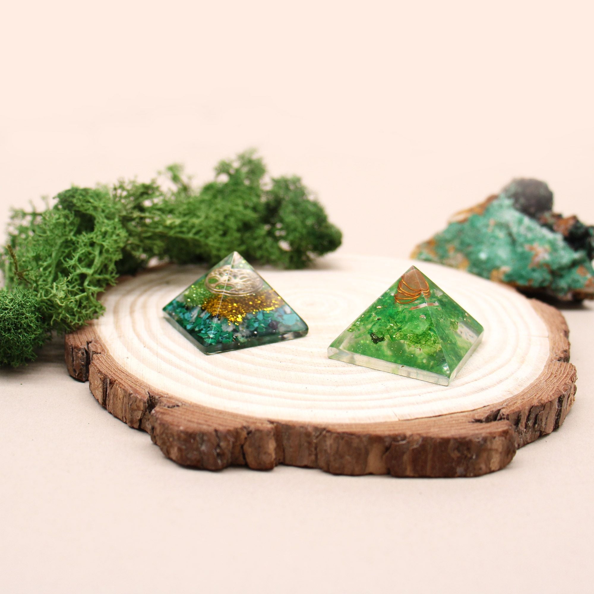 Pequeña pirámide de orgonita 25 mm con piedras preciosas verdes y cobre