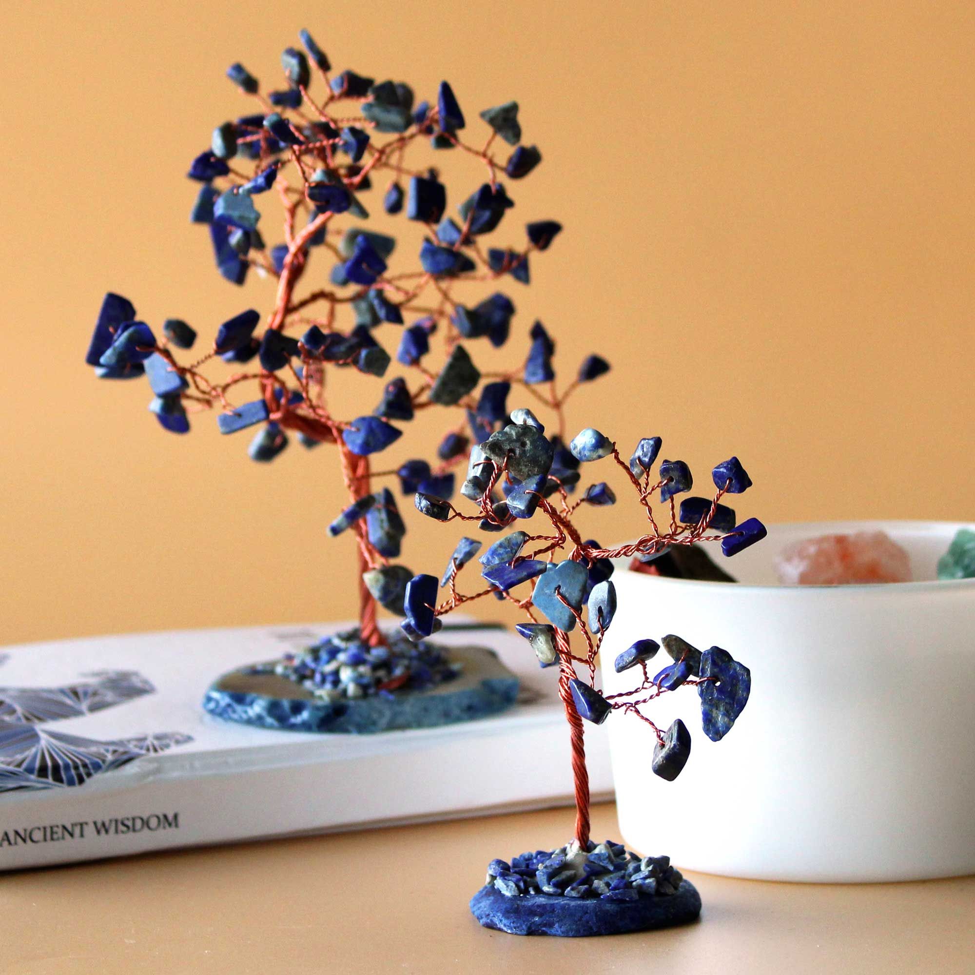 Árbol de piedras preciosas sodalita sobre base de ágata azul