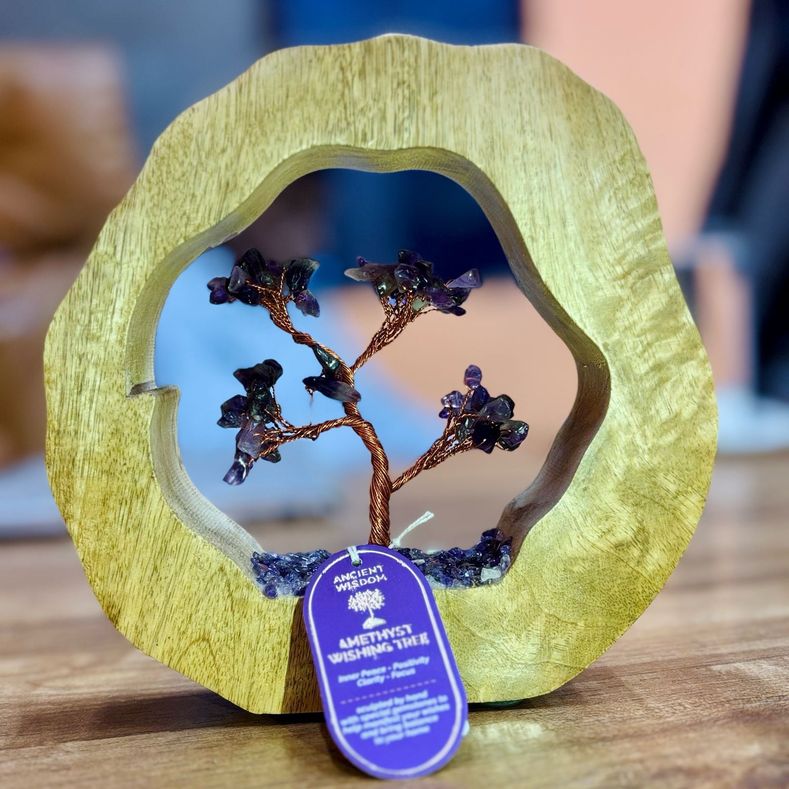 Árbol de Piedras Preciosas de Amatista en Aro de Madera de Mango