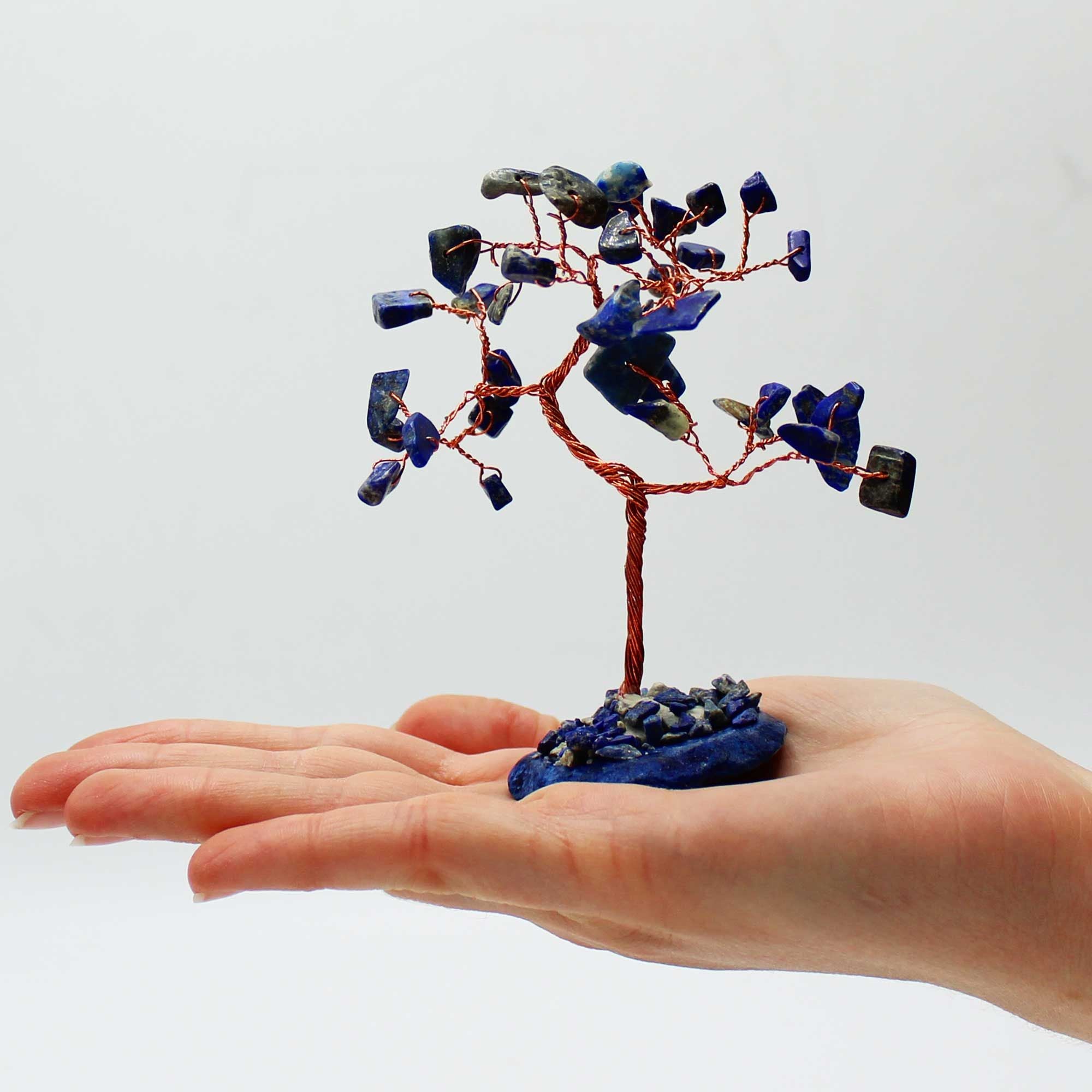 Árbol de piedras preciosas sodalita sobre base de ágata azul