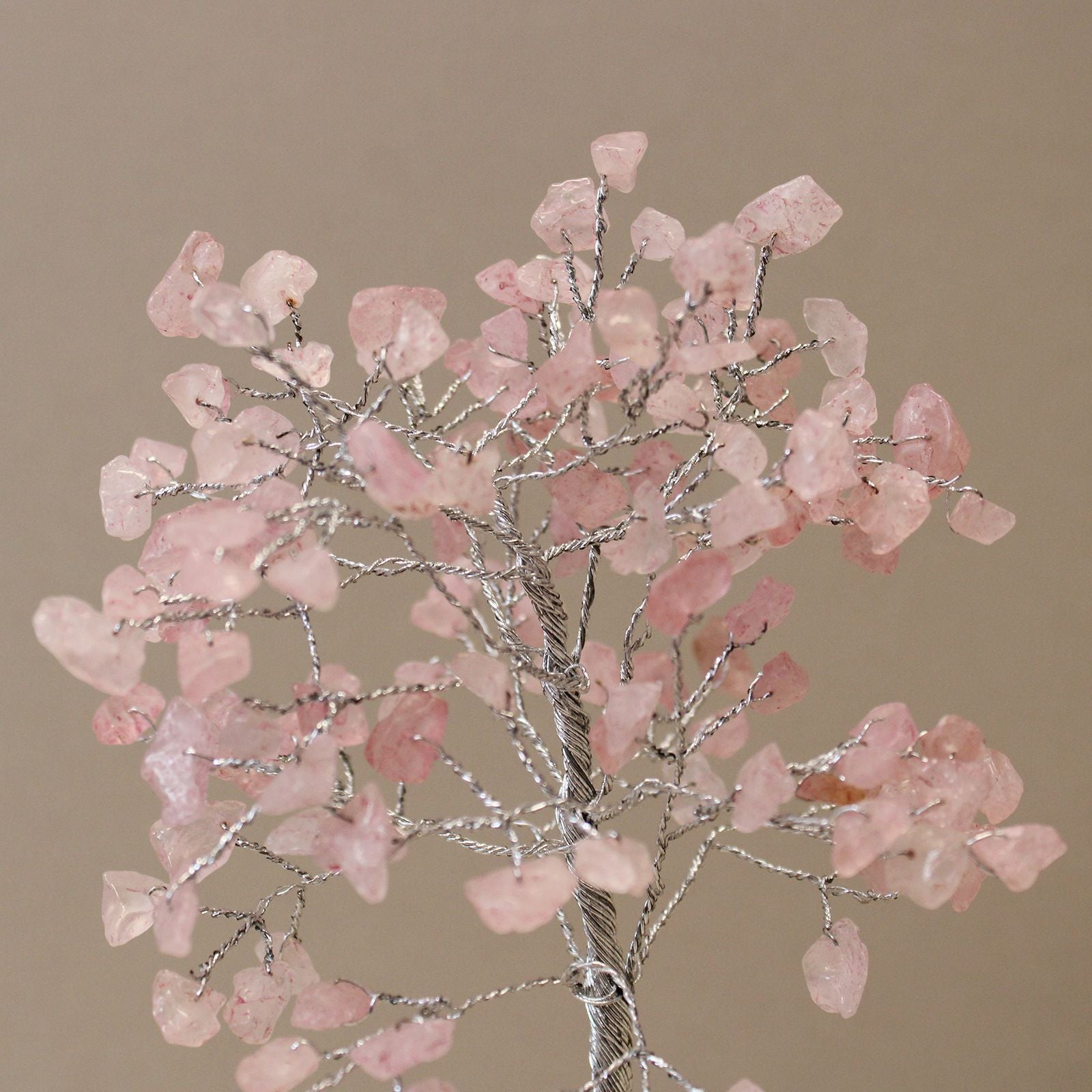 Árbol mágico de cristal de cuarzo rosa sobre base de orgonita