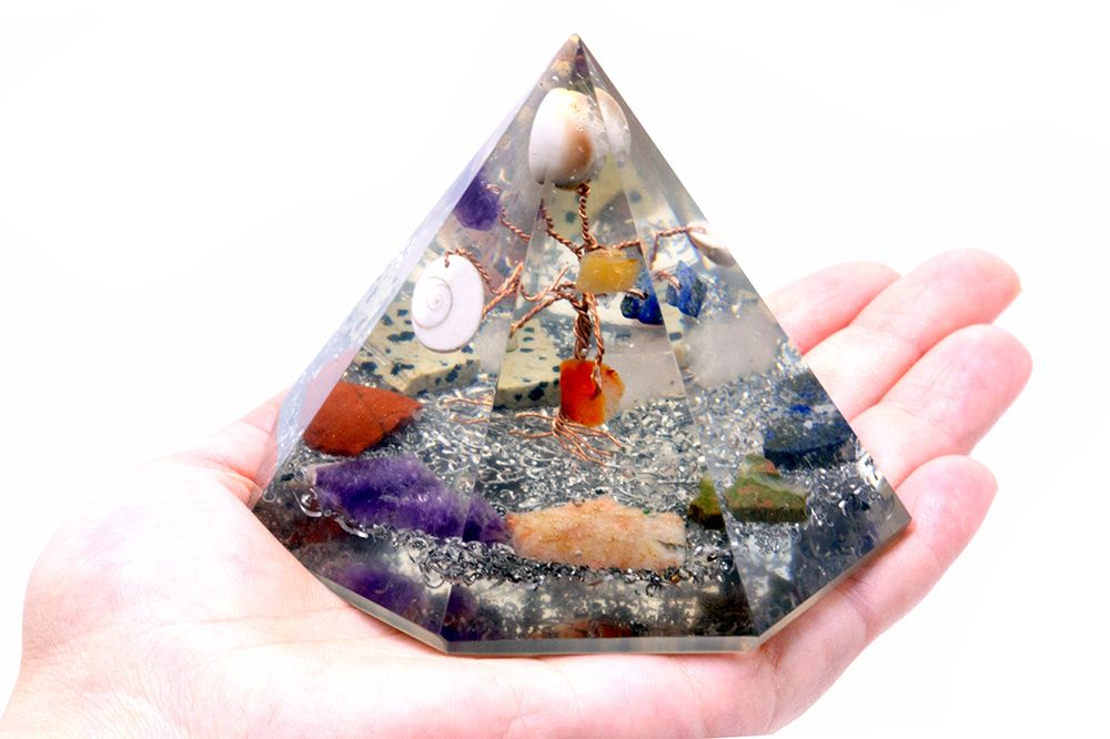 Pirámide de Orgonita 7-simétrica con Árbol de la Sabiduría de Piedras