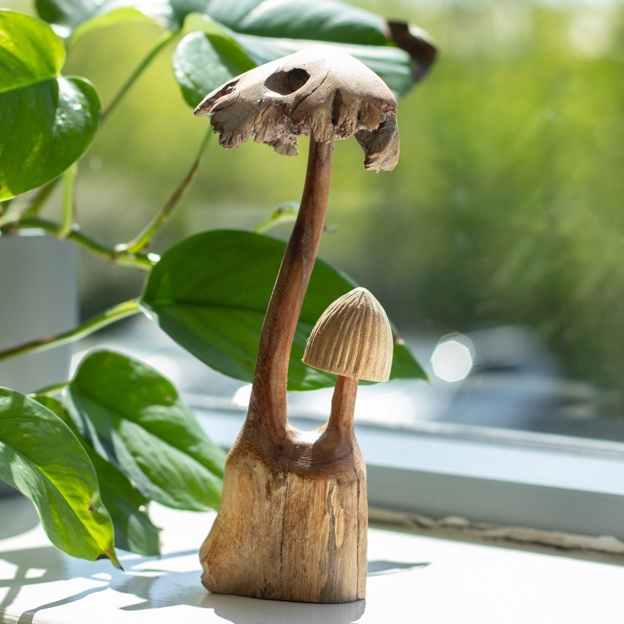 Escultura artesanal en madera parasitaria