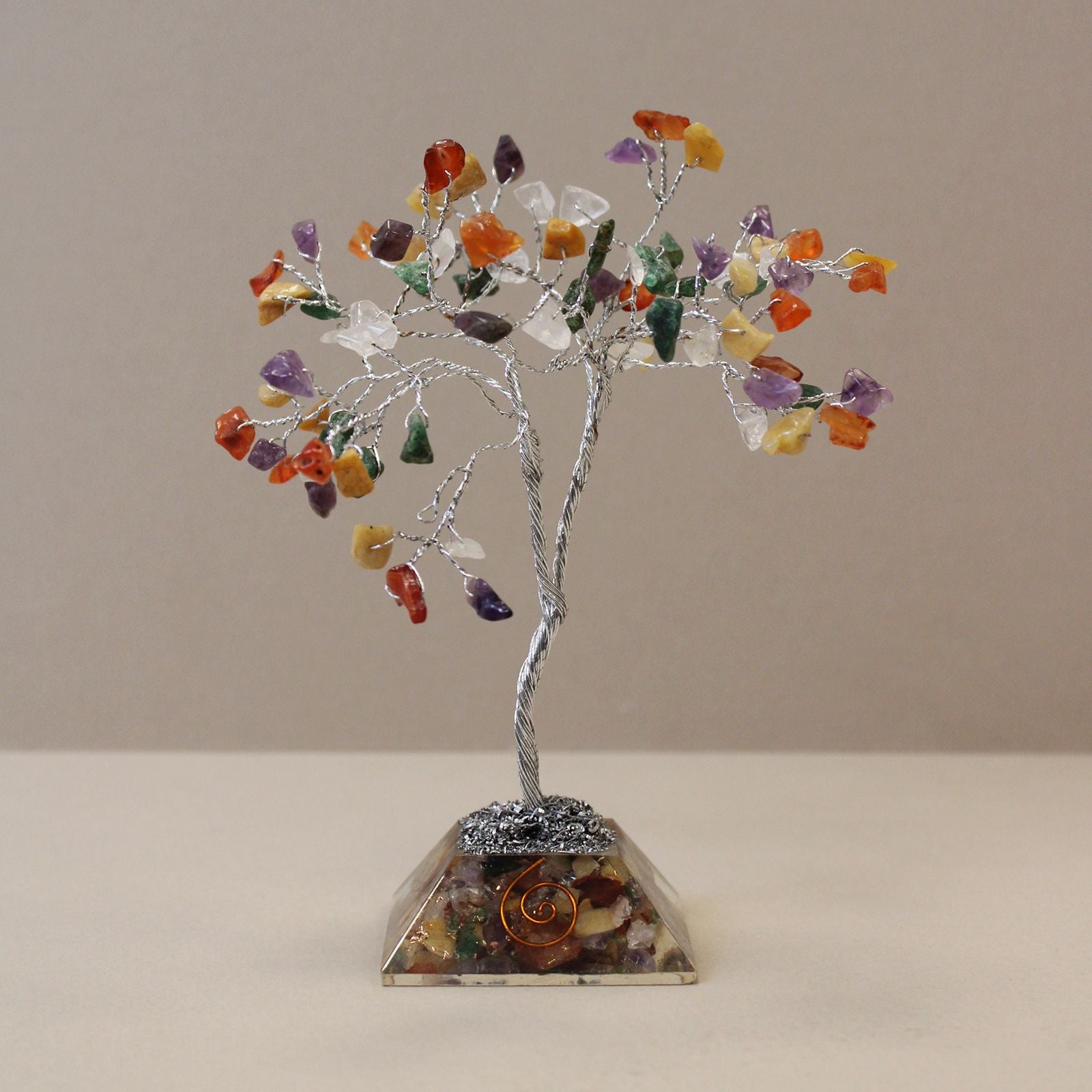 Árbol mágico de piedras con base de orgonita