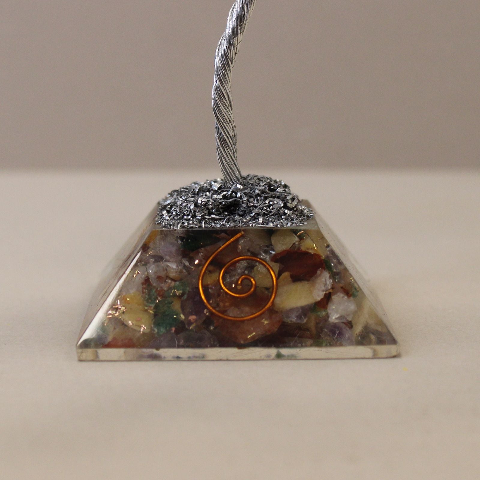 Árbol mágico de piedras con base de orgonita