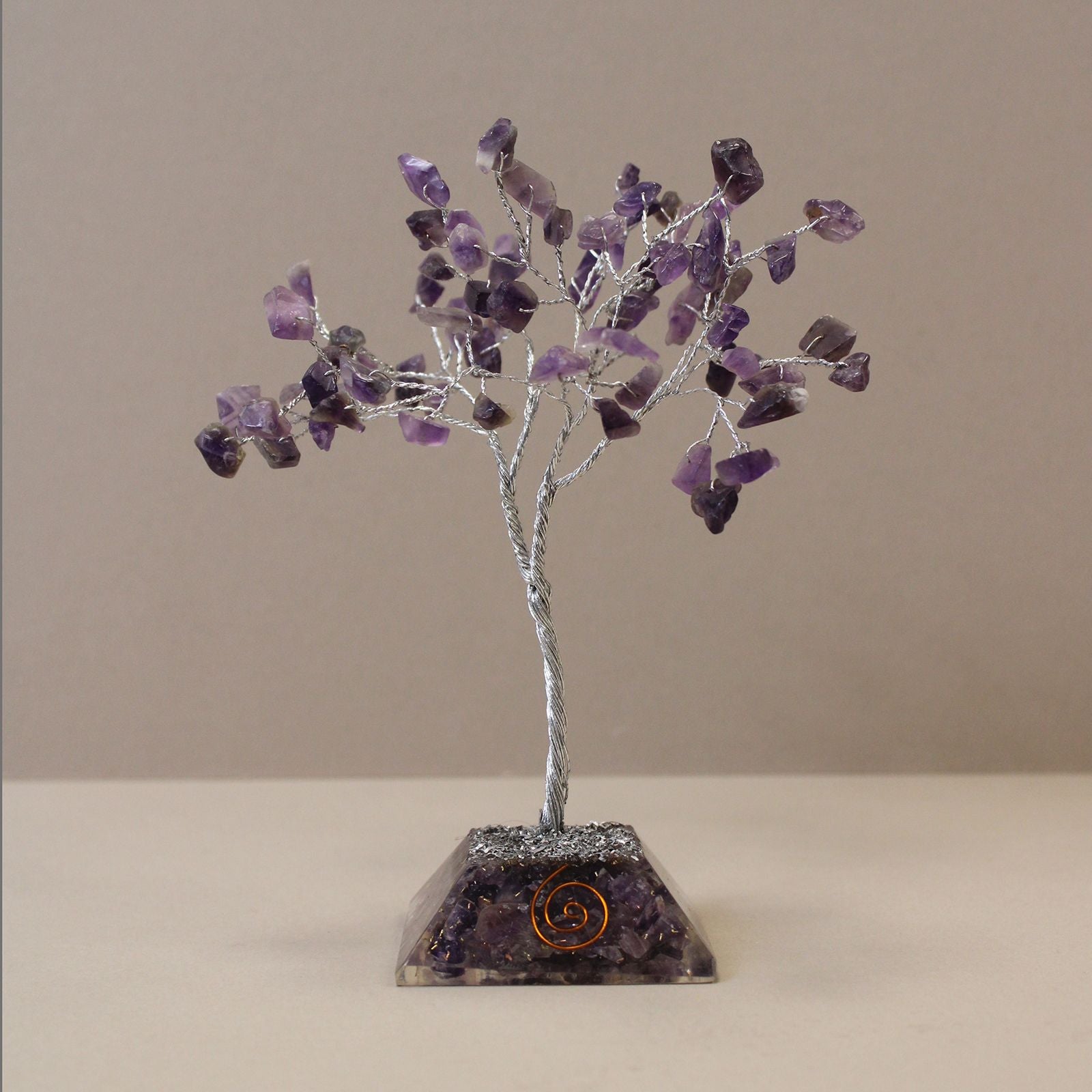 Árbol de cristal de amatista con base de orgonita