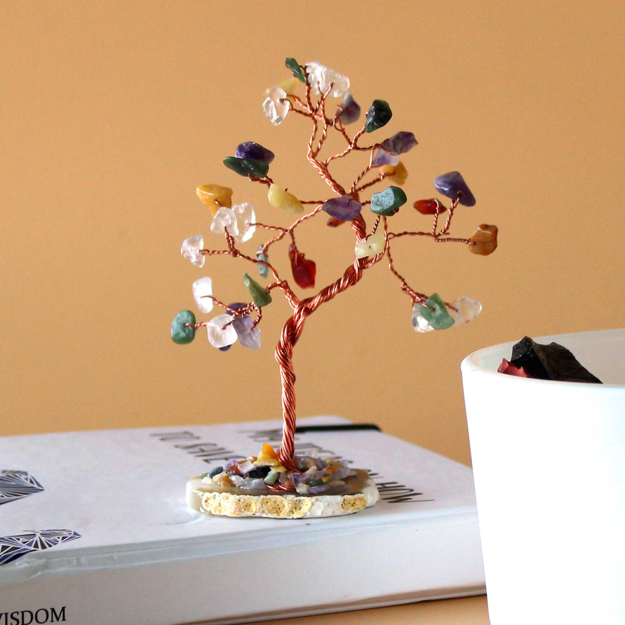 Árbol de cristal con 35 piedras de colores sobre base natural de ágata