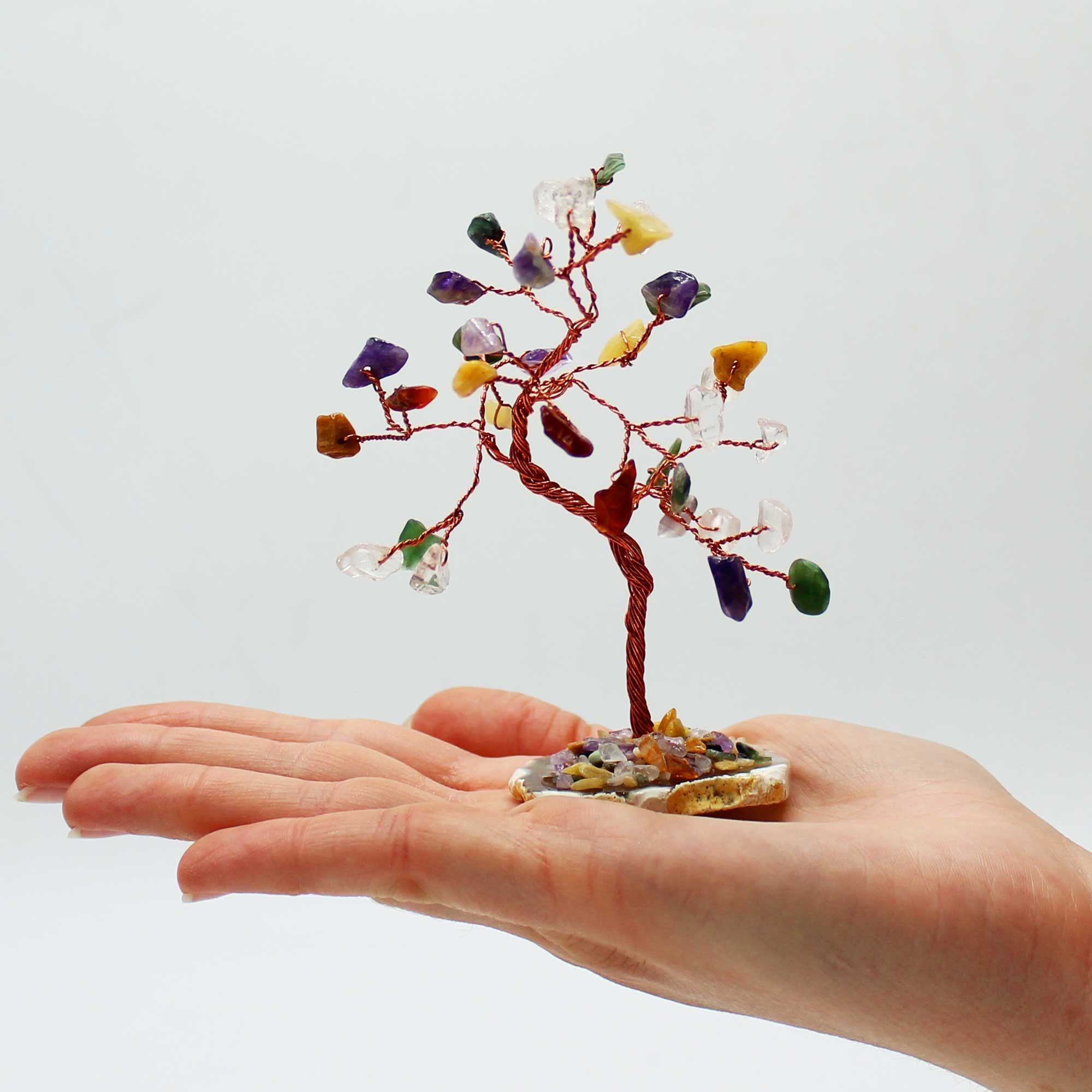 Árbol de cristal con 35 piedras de colores sobre base natural de ágata