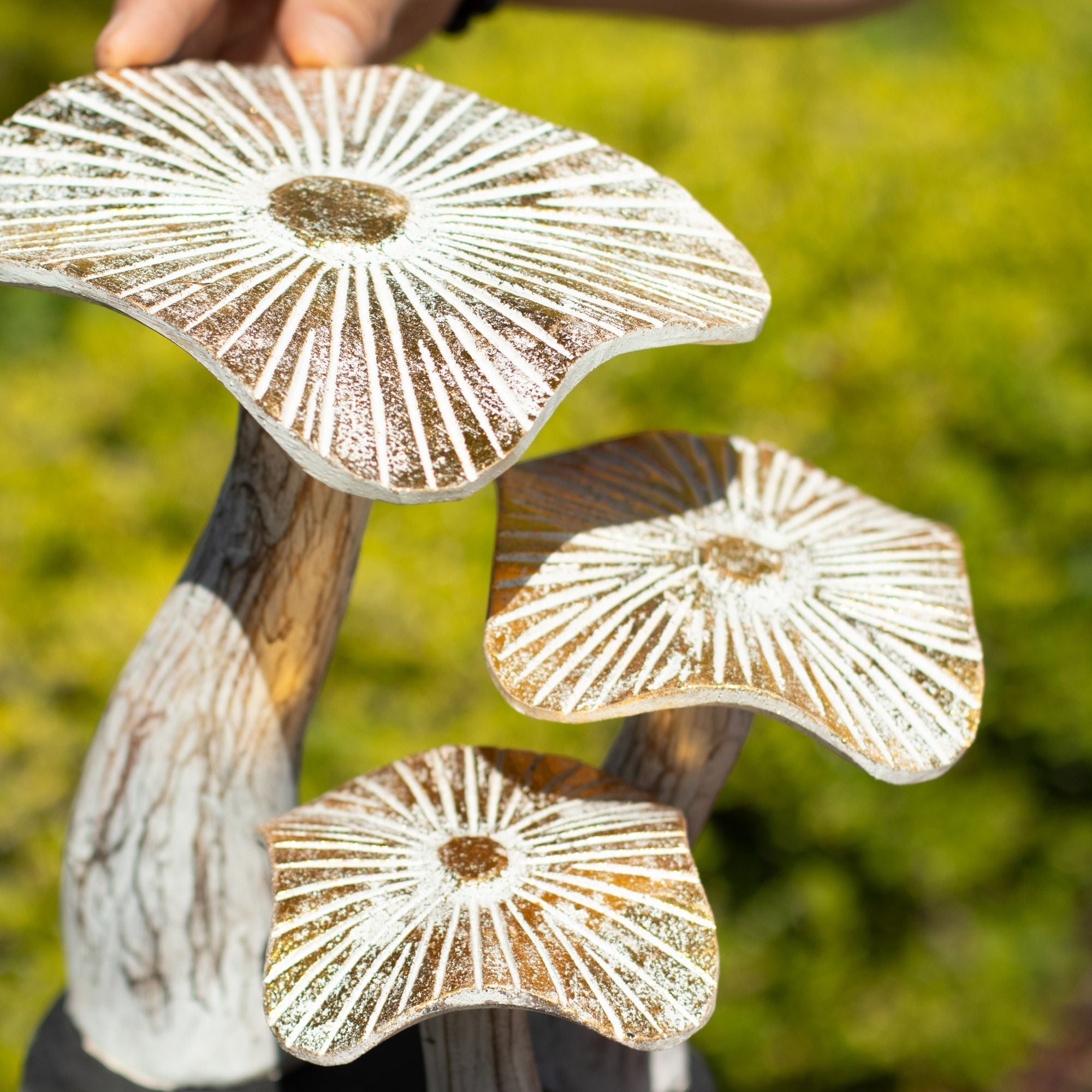 Figura artística de hongo dorado de 25 cm con acabado blanco y detalles dorados - Regalo único de madera Albasia para interiores estilo boho y natural