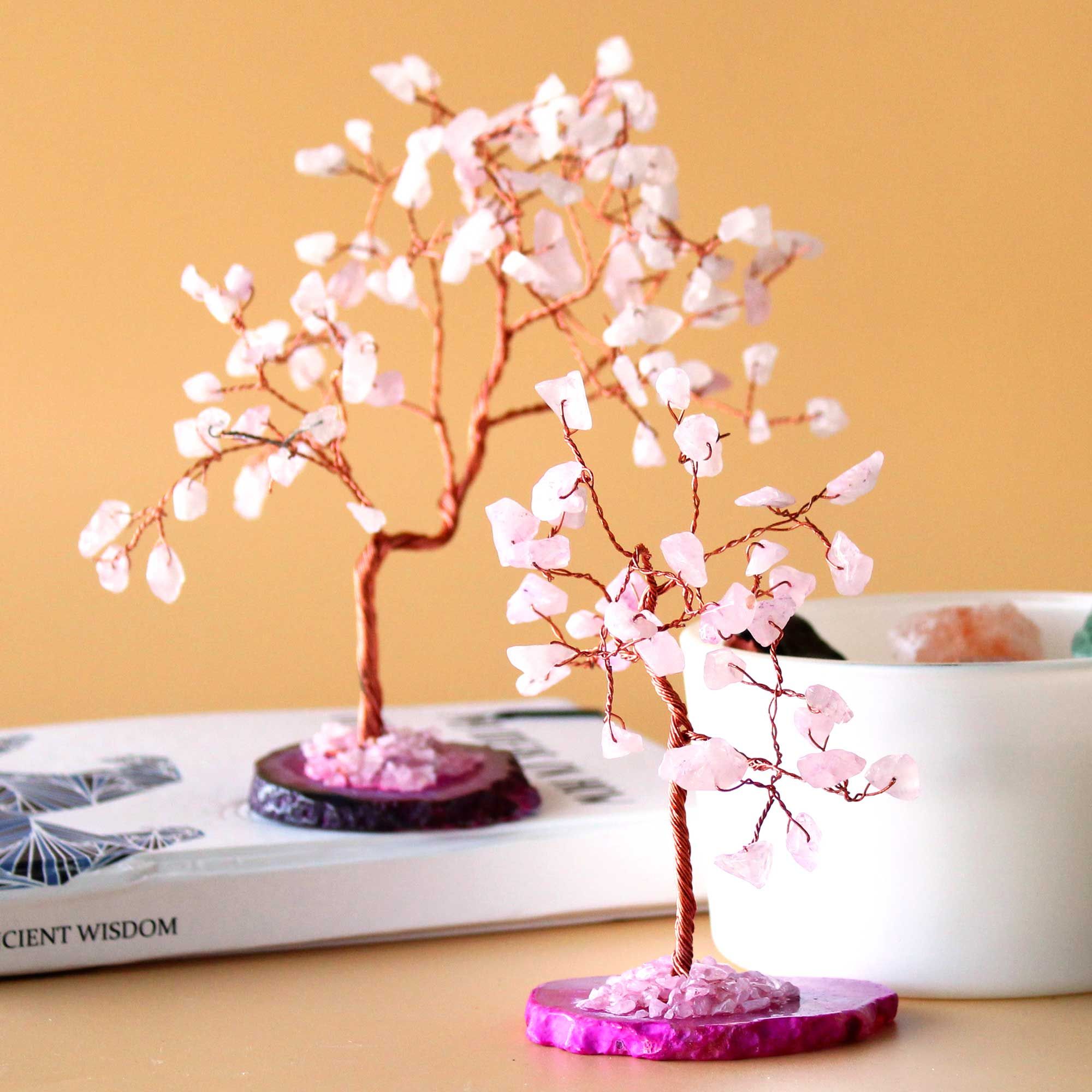 Árbol mágico de piedras de cuarzo rosa sobre base de ágata rosa