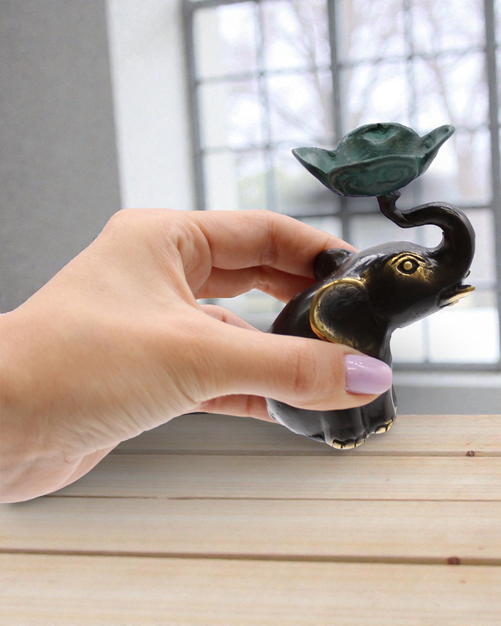 Guardián Loto de la Calma – Pequeño elefante chimenea / portavelas de latón