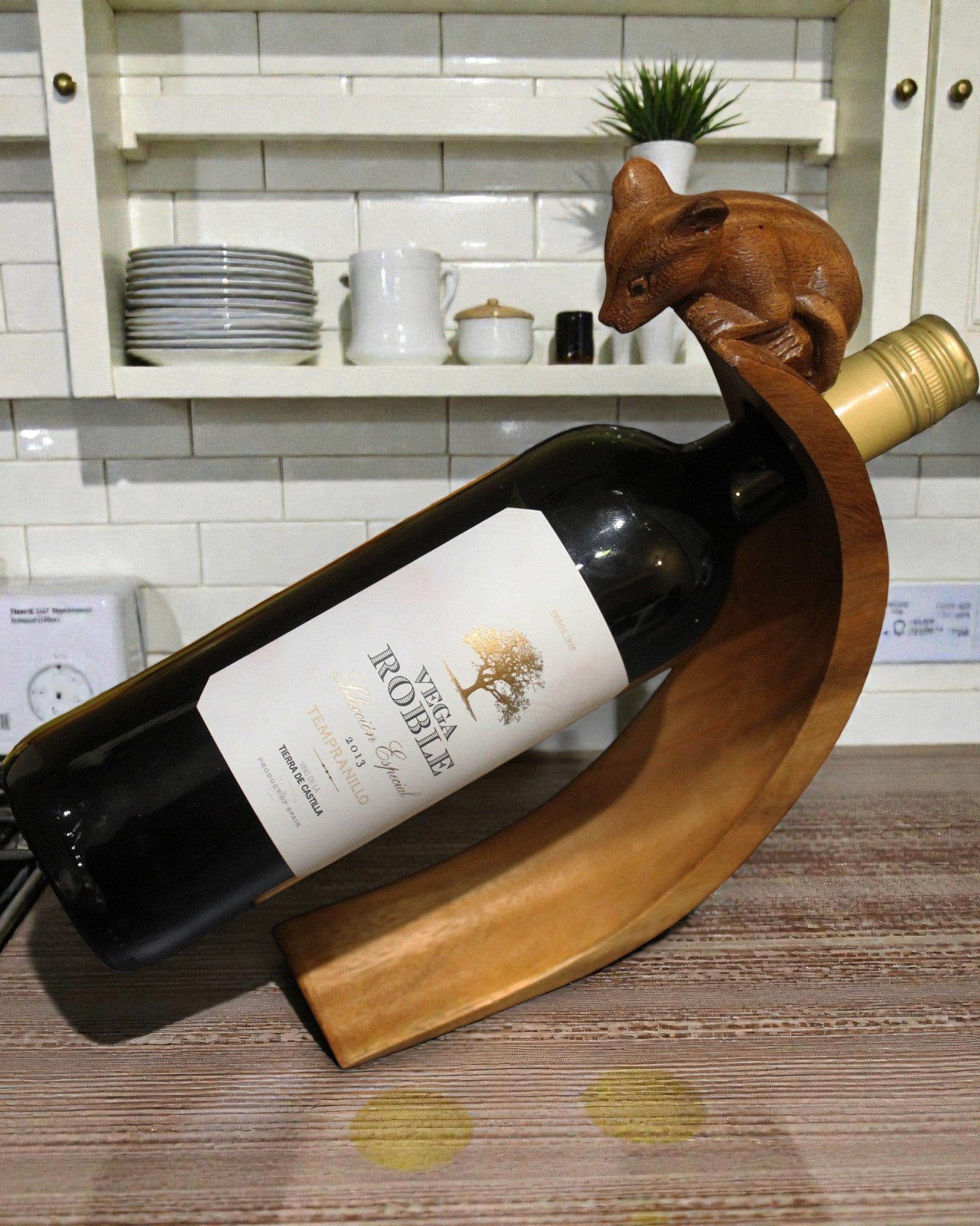 Equilibrio del Bosque – Soporte tallado equilibrante para vino con ratoncito