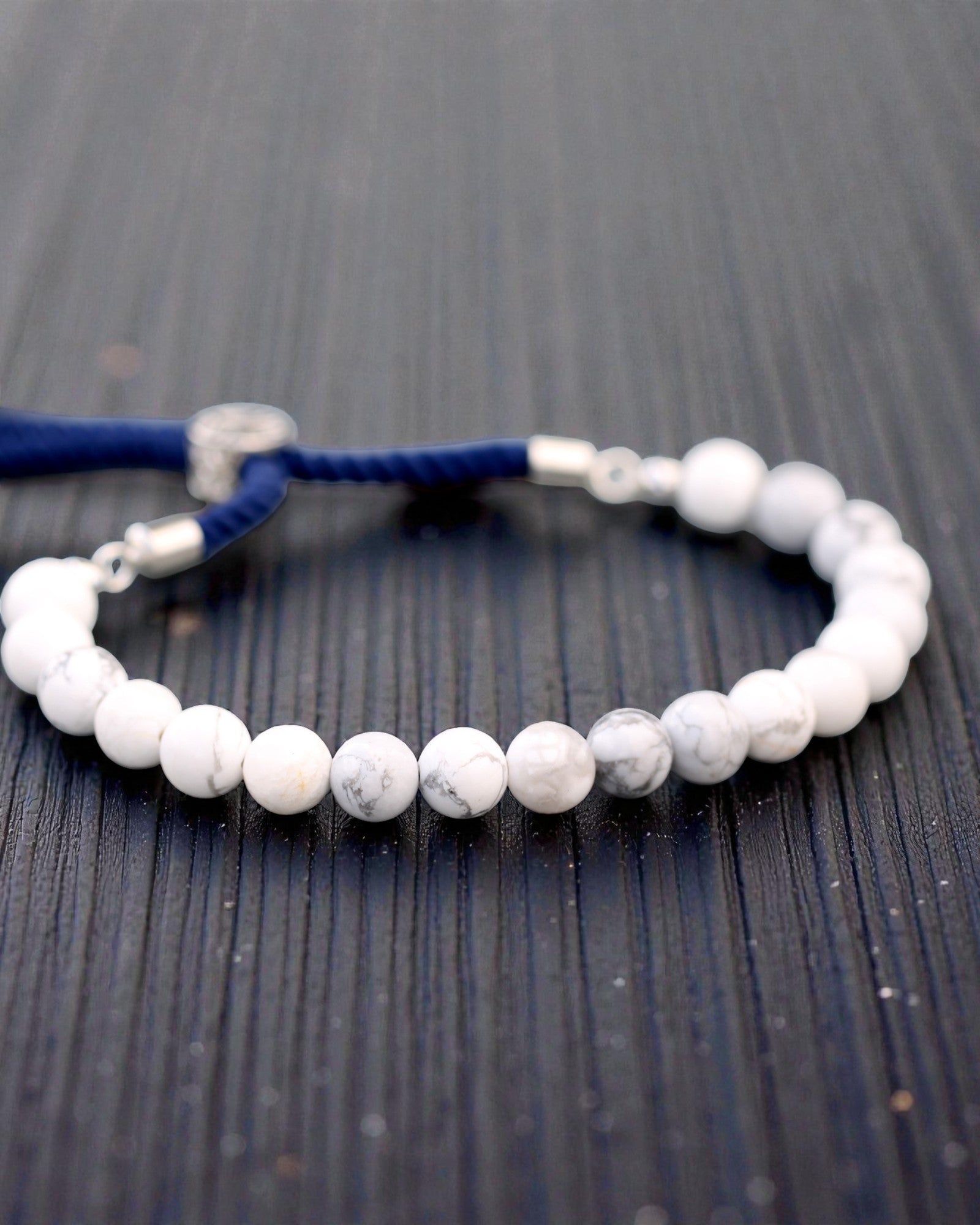 Ocean Calm – Pulsera con howlita blanca y plata 925 en cordón azul marino