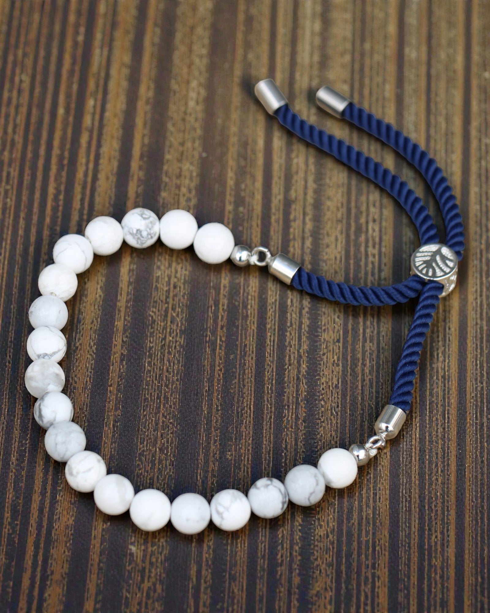 Ocean Calm – Pulsera con howlita blanca y plata 925 en cordón azul marino