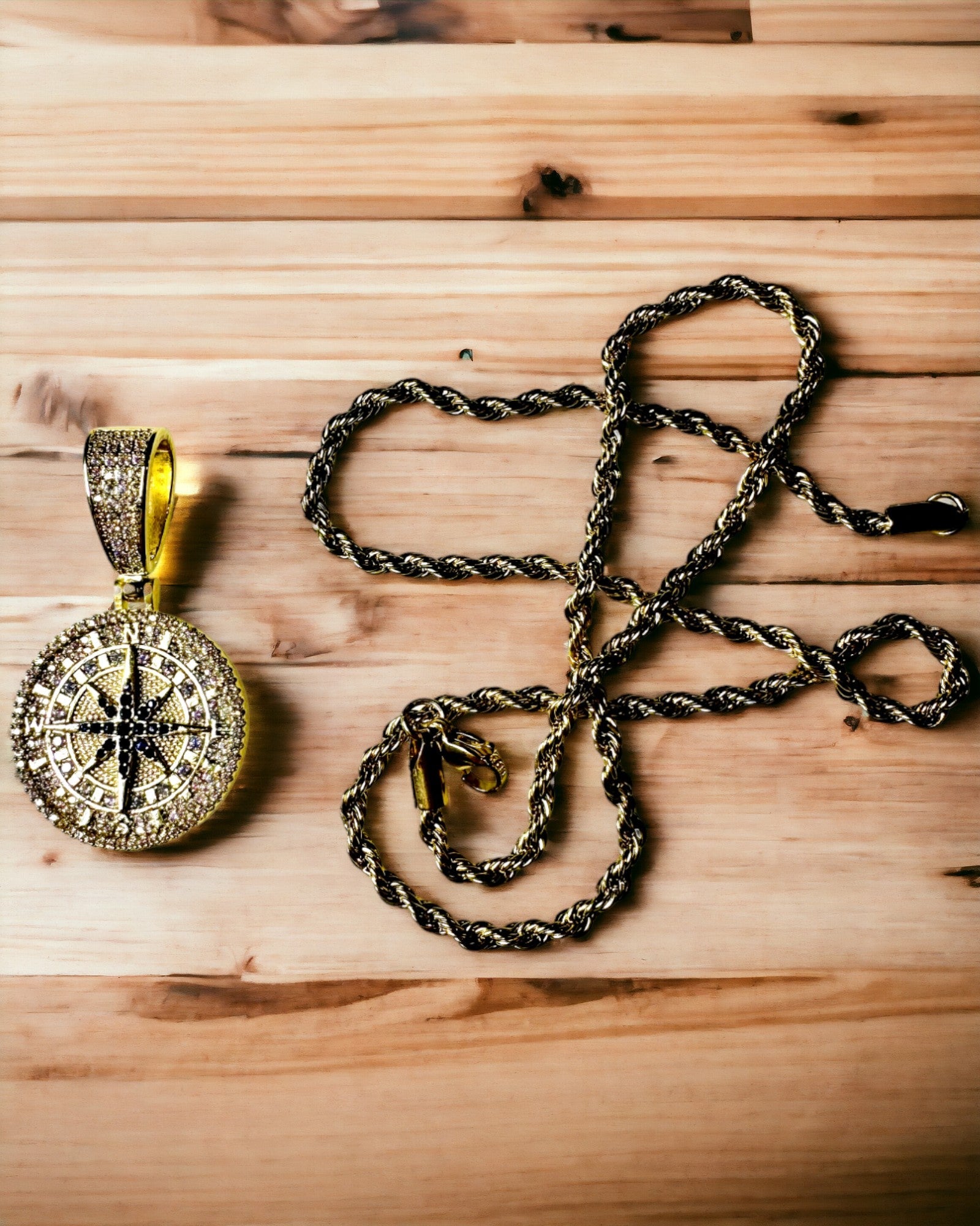 Collar con Colgante de Brújula en Estilo Glamour con Circonitas para Mujeres y Hombres - 2 variantes a elegir, personalización con grabado para regalo