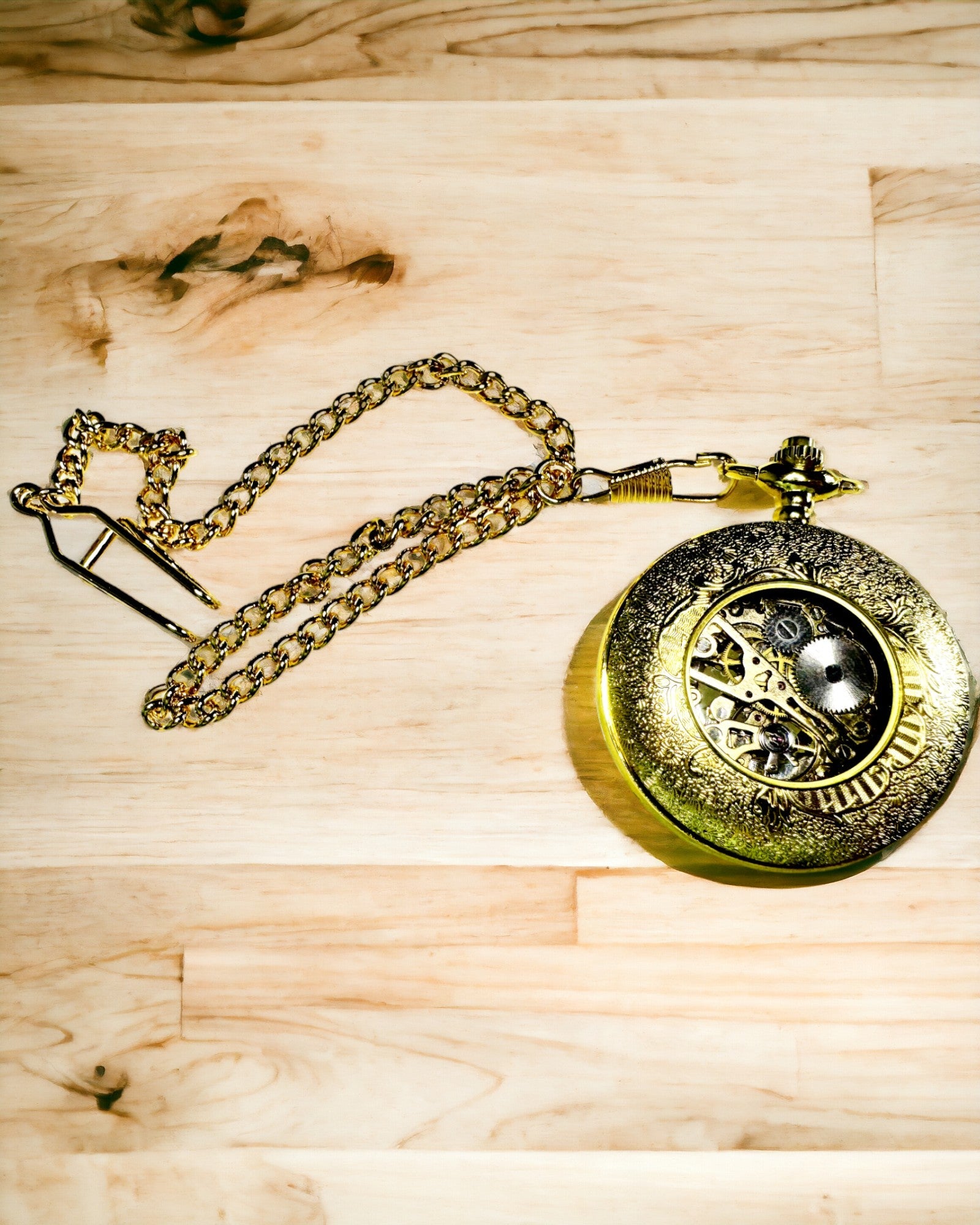 Reloj de Bolsillo Retro Tallado con Mecanismo de Cuerda Manual, color Dorado con Escala Romana y Esfera Luminosa, Estilo Vintage