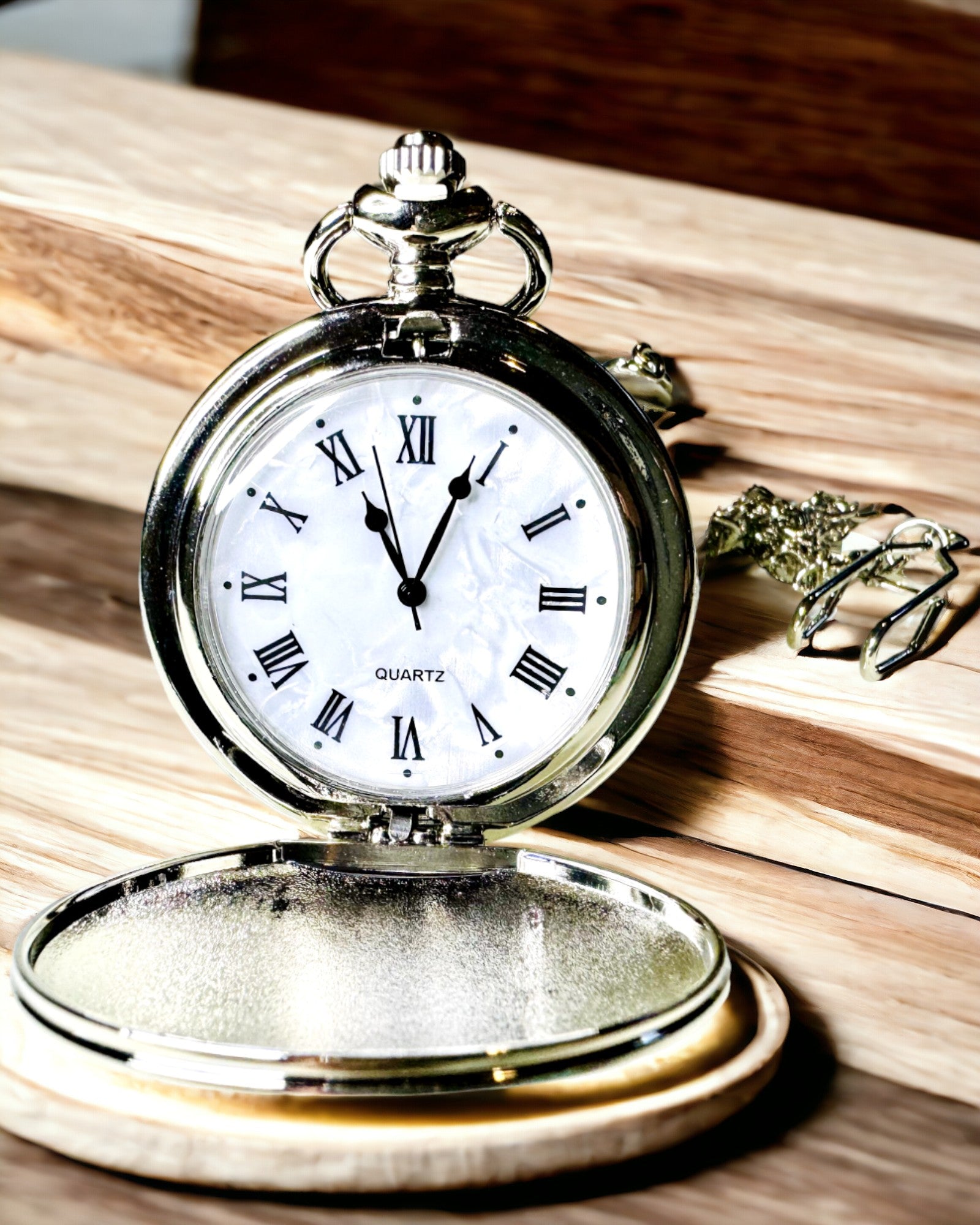 Reloj de Bolsillo Clásico con Números Romanos y Cadena, Cuarzo, Brillo de Acero - color plateado