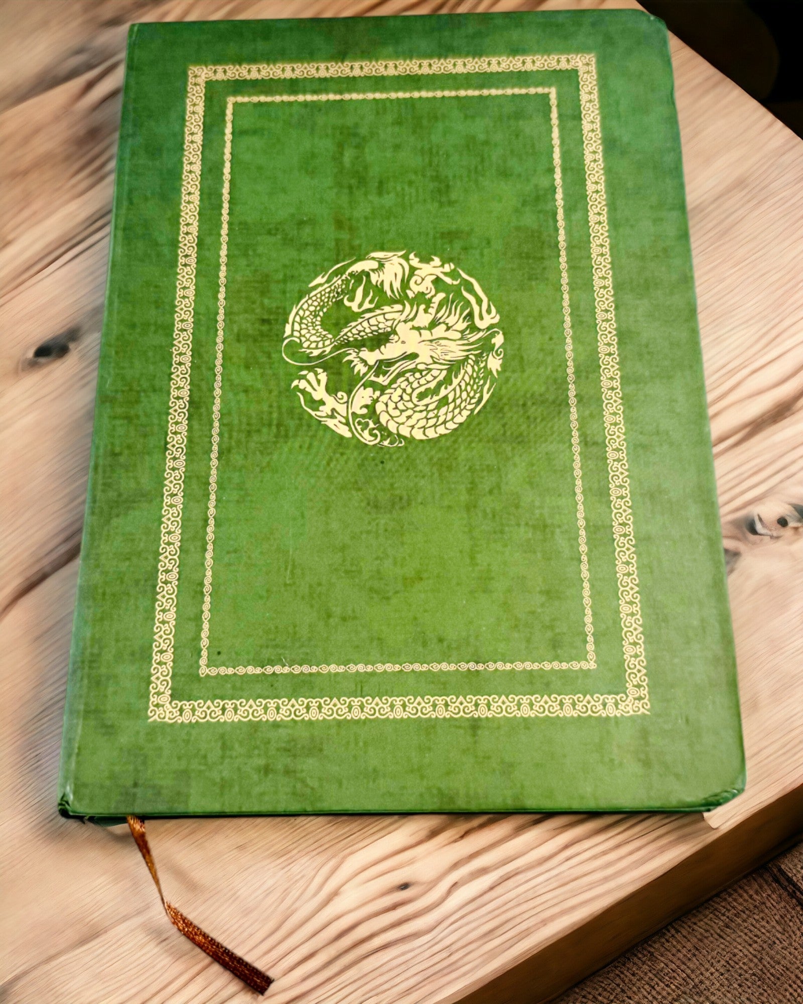 Cuaderno Decorativo Verde con Motivo de Dragón - Inspiraciones de Fantasía, con grabado