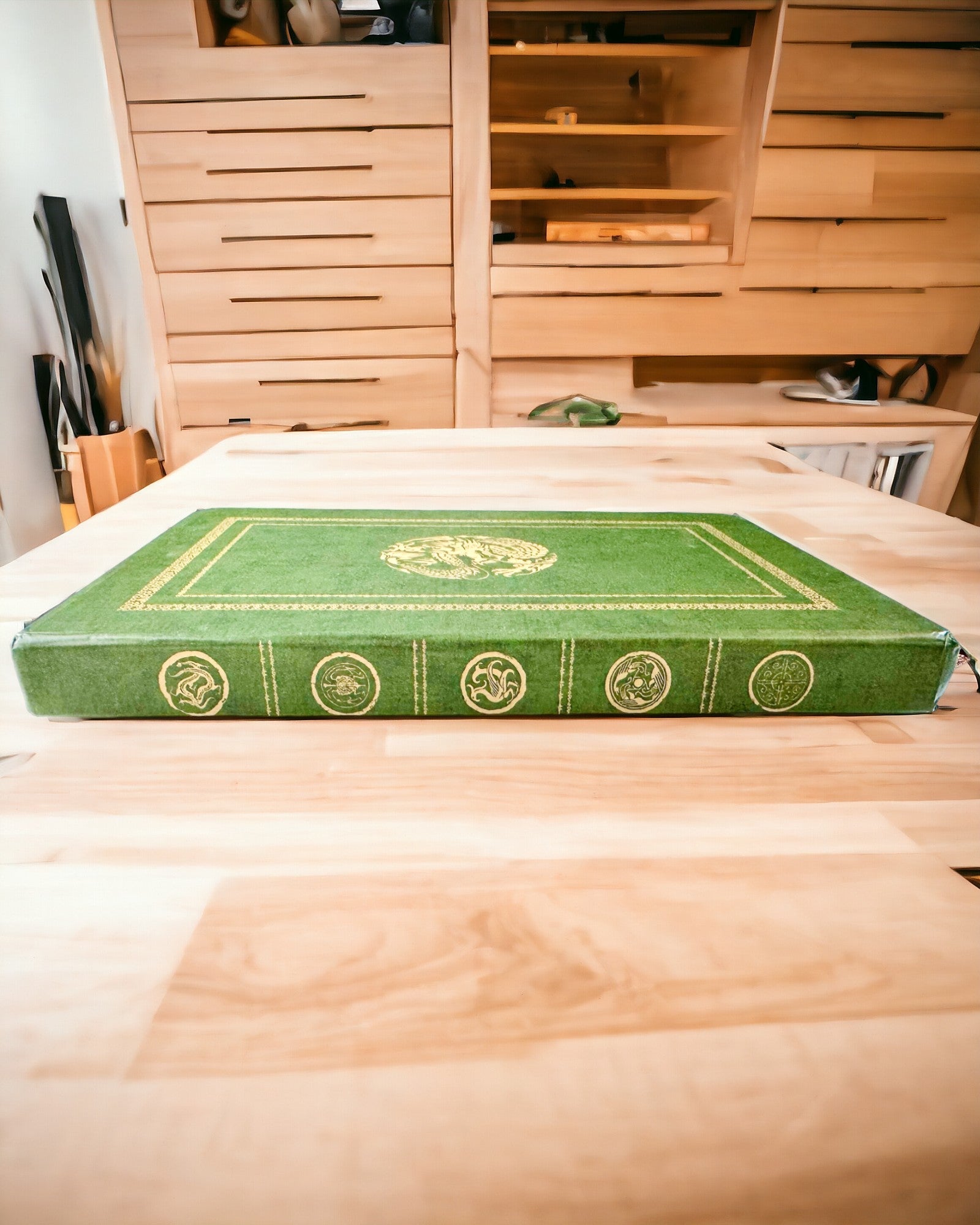 Cuaderno Decorativo Verde con Motivo de Dragón - Inspiraciones de Fantasía, con grabado