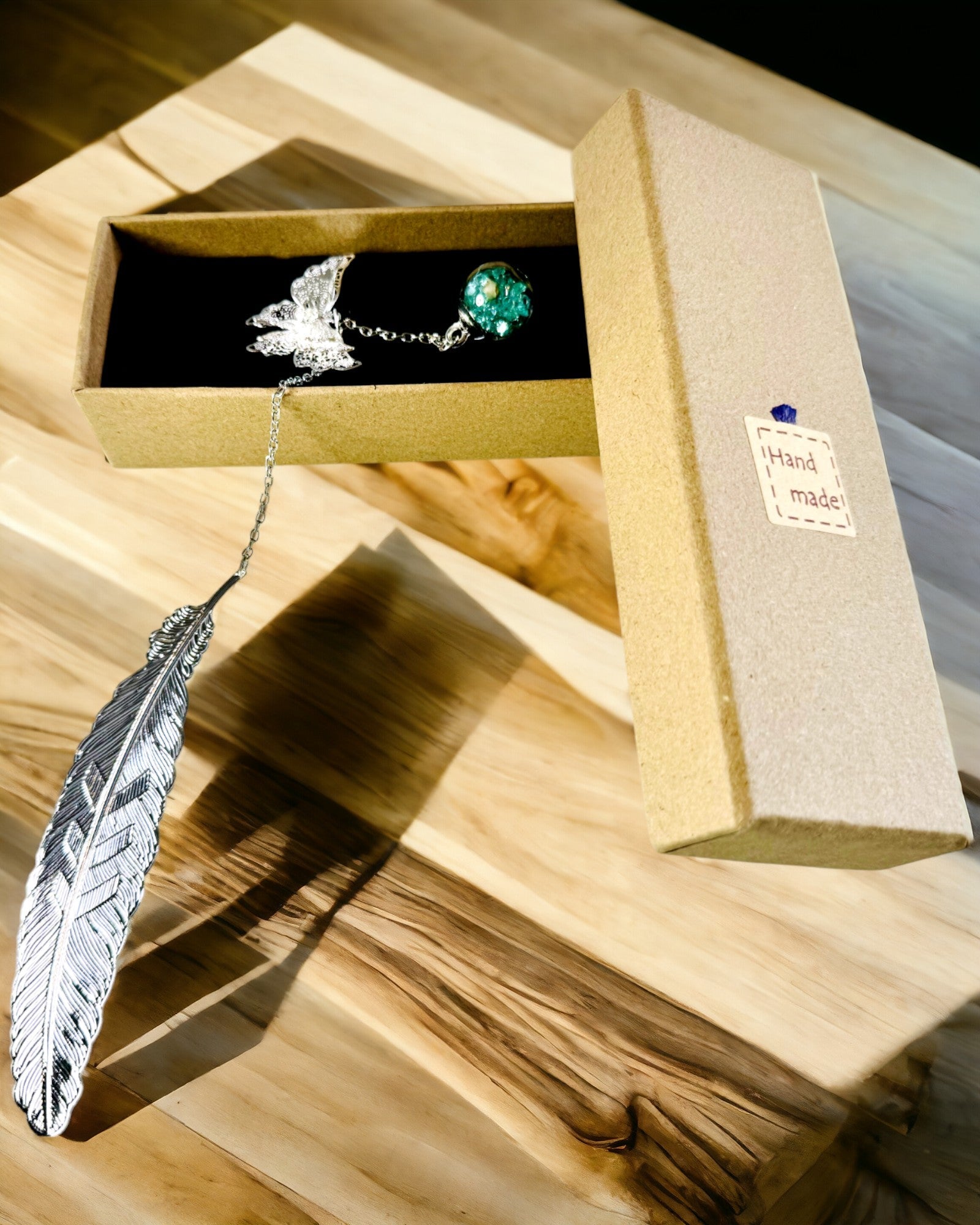 Marcador de libro creativo de estilo retro con motivo de pluma y mariposa – Elegante regalo promocional, color plateado/azul