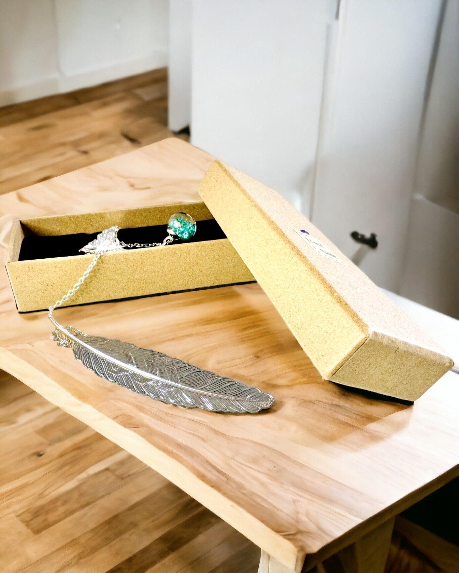 Marcador de libro creativo de estilo retro con motivo de pluma y mariposa – Elegante regalo promocional, color plateado/azul