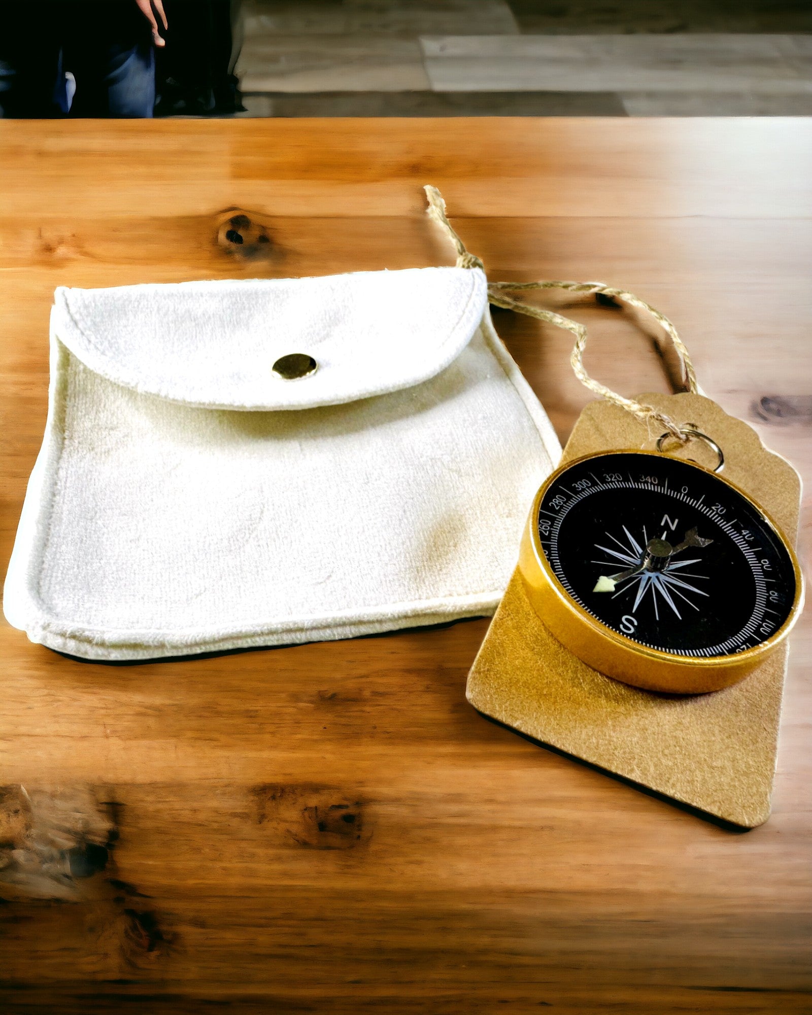 Brújula de Navegación Compacta con Acabado Metálico – Esencial para Todo Viajero, con grabado