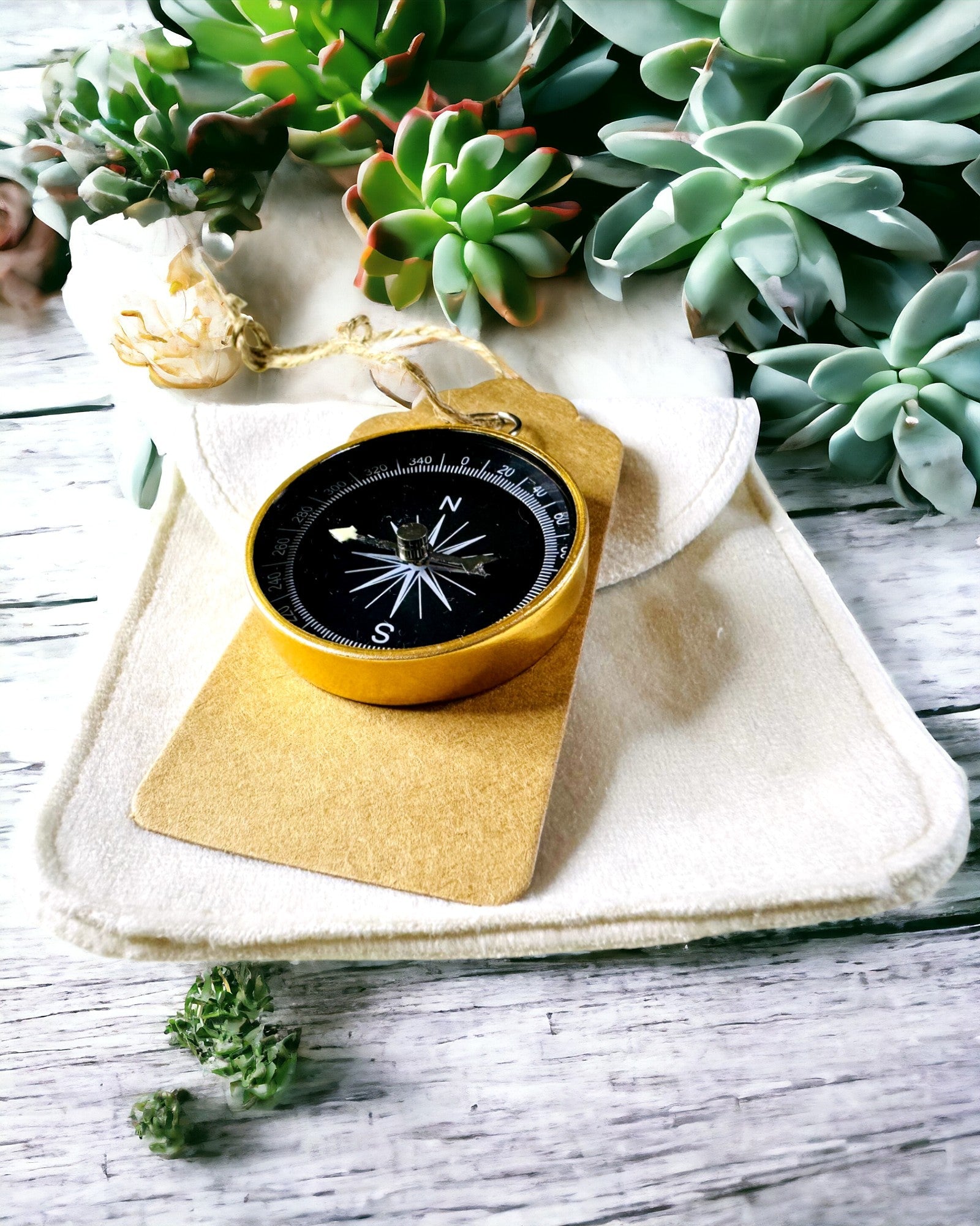Brújula de Navegación Compacta con Acabado Metálico – Esencial para Todo Viajero, con grabado