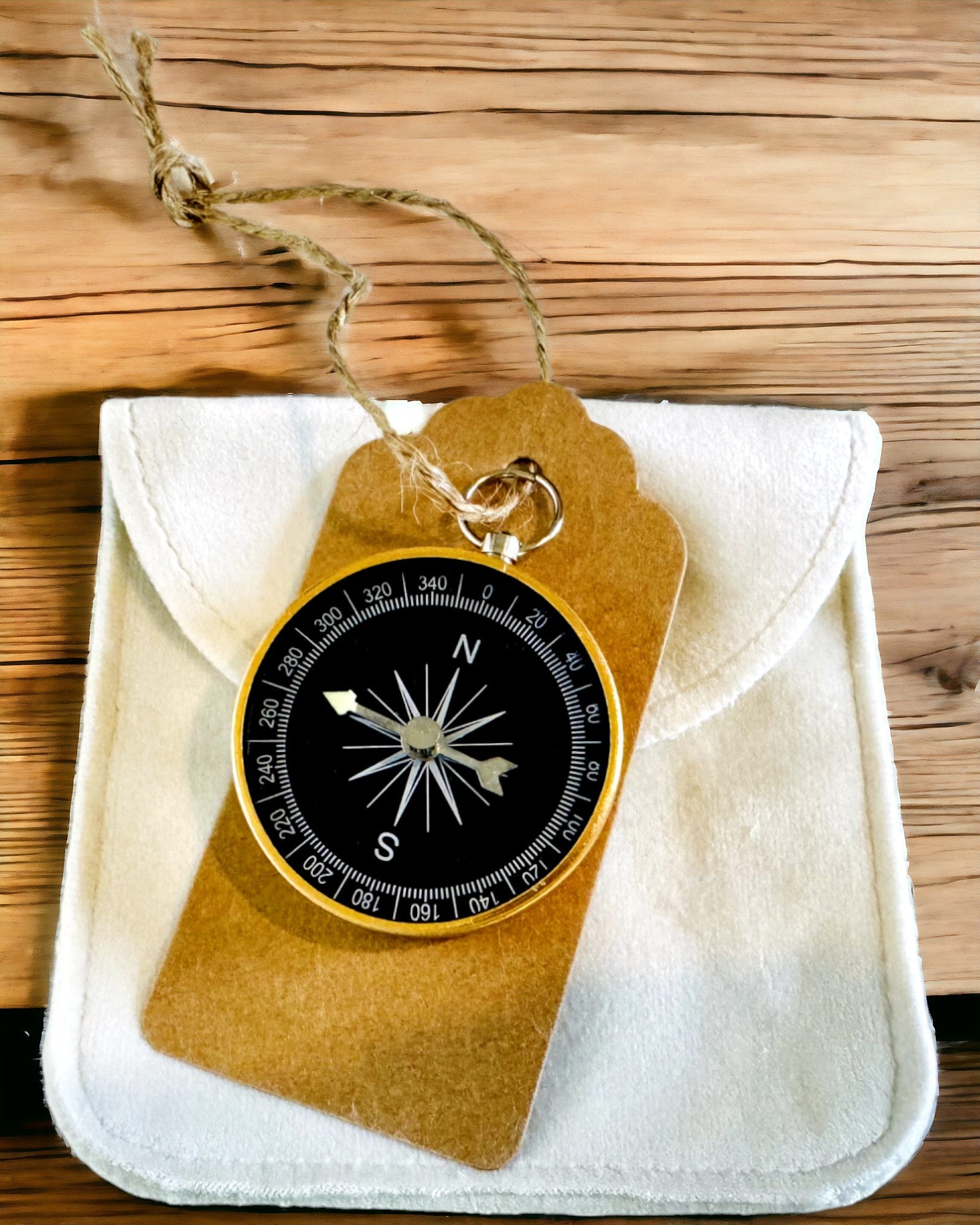 Brújula de Navegación Compacta con Acabado Metálico – Esencial para Todo Viajero, con grabado