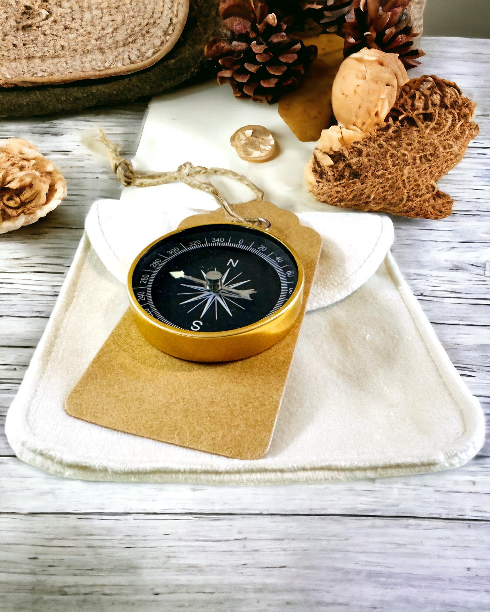 Brújula de Navegación Compacta con Acabado Metálico – Esencial para Todo Viajero, con grabado