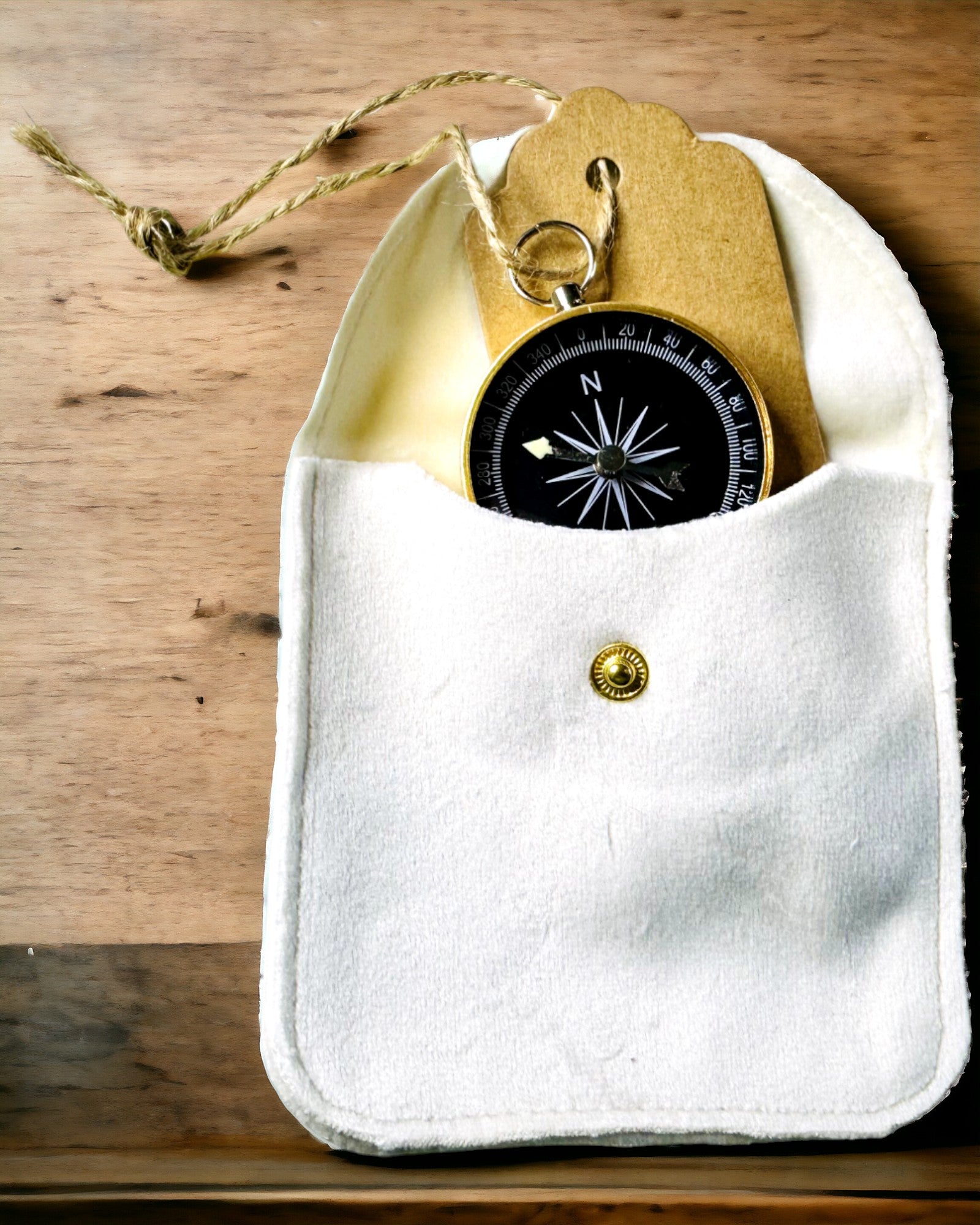 Brújula de Navegación Compacta con Acabado Metálico – Esencial para Todo Viajero, con grabado