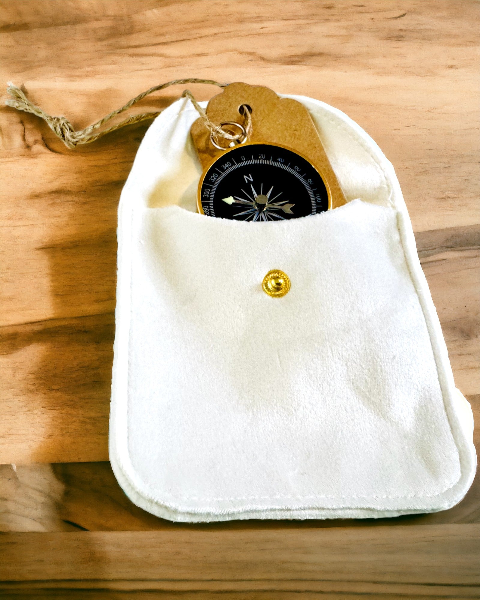 Brújula de Navegación Compacta con Acabado Metálico – Esencial para Todo Viajero, con grabado