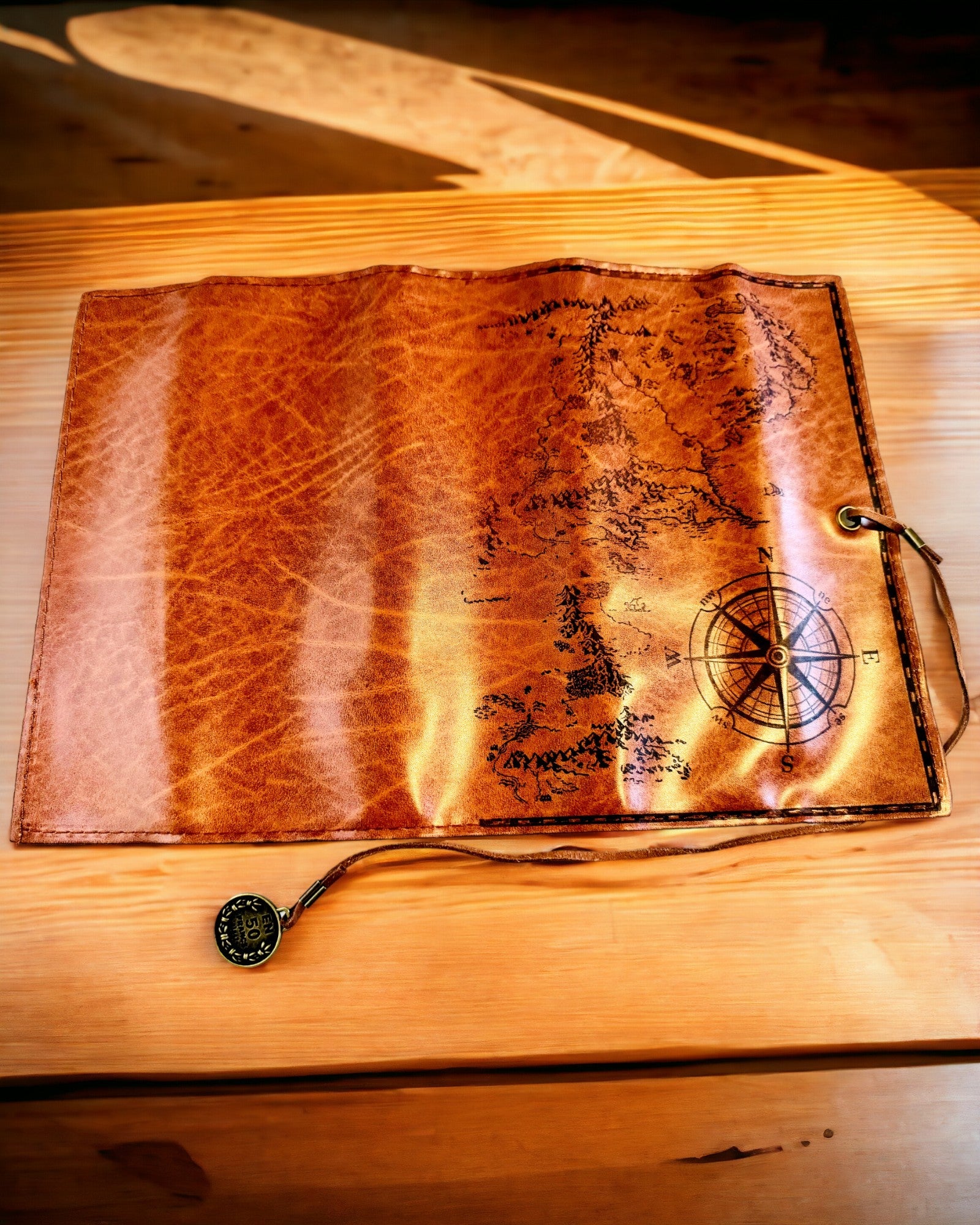 Estuche Retro de Cuero Marrón Oscuro con Motivo de Mapa del Tesoro - Elegante Bolsa para Guardar Tesoros de Escritura