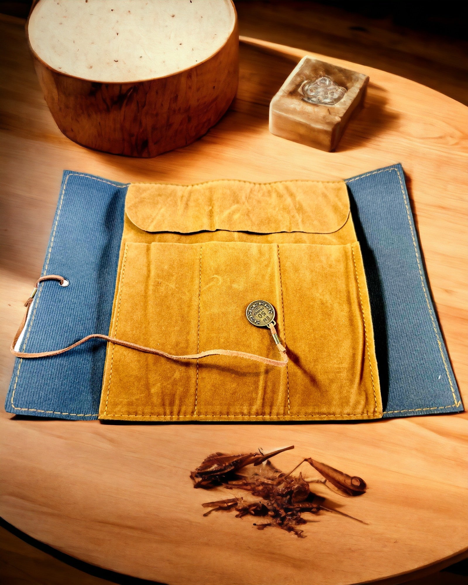 Retro Claro marrón - mate, Estuche de cuero en Estilo Viajero con Mapa del Mundo – Práctico y Espacioso. Personalización con grabado.