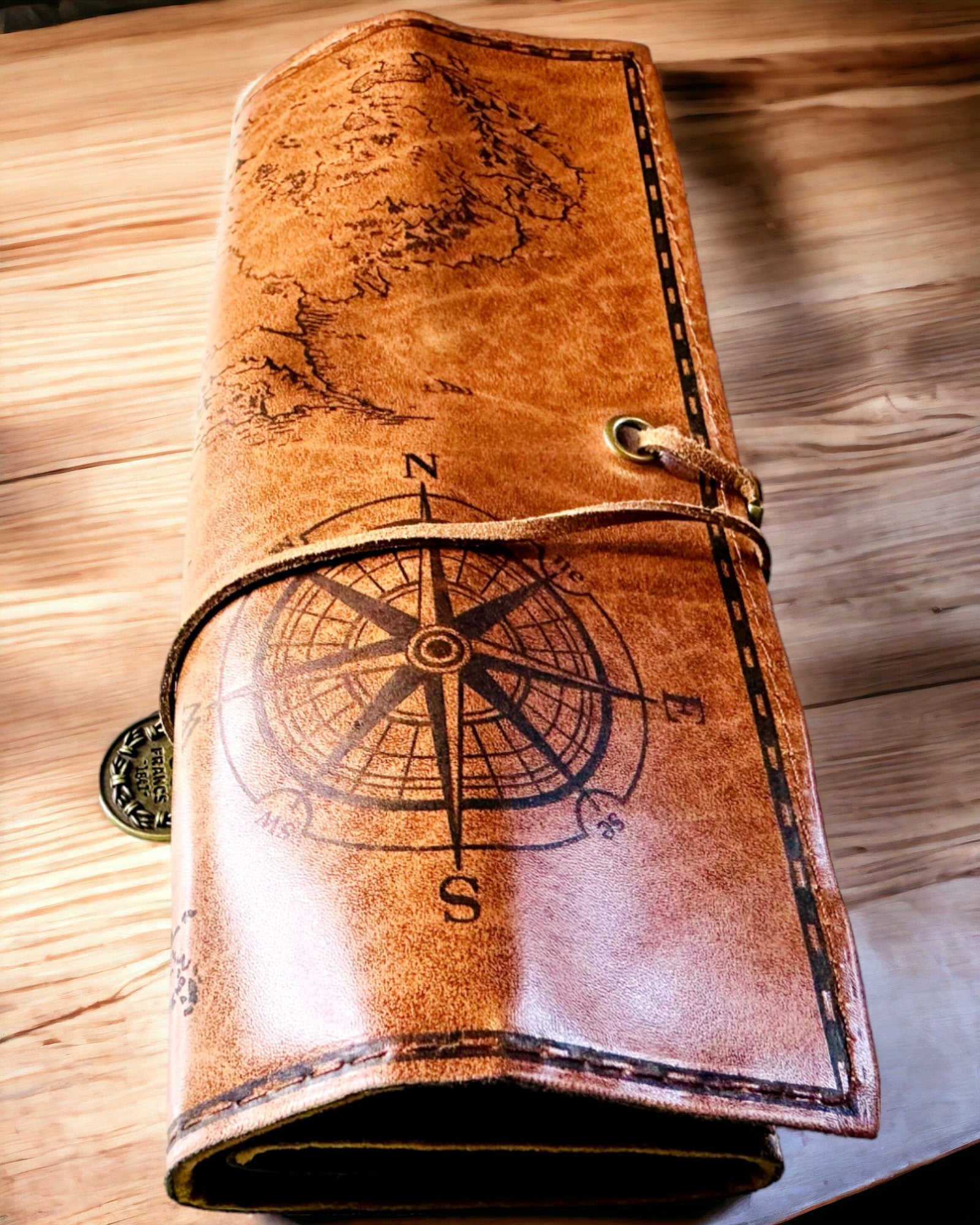 Estuche Retro de Cuero Marrón Oscuro con Motivo de Mapa del Tesoro - Elegante Bolsa para Guardar Tesoros de Escritura