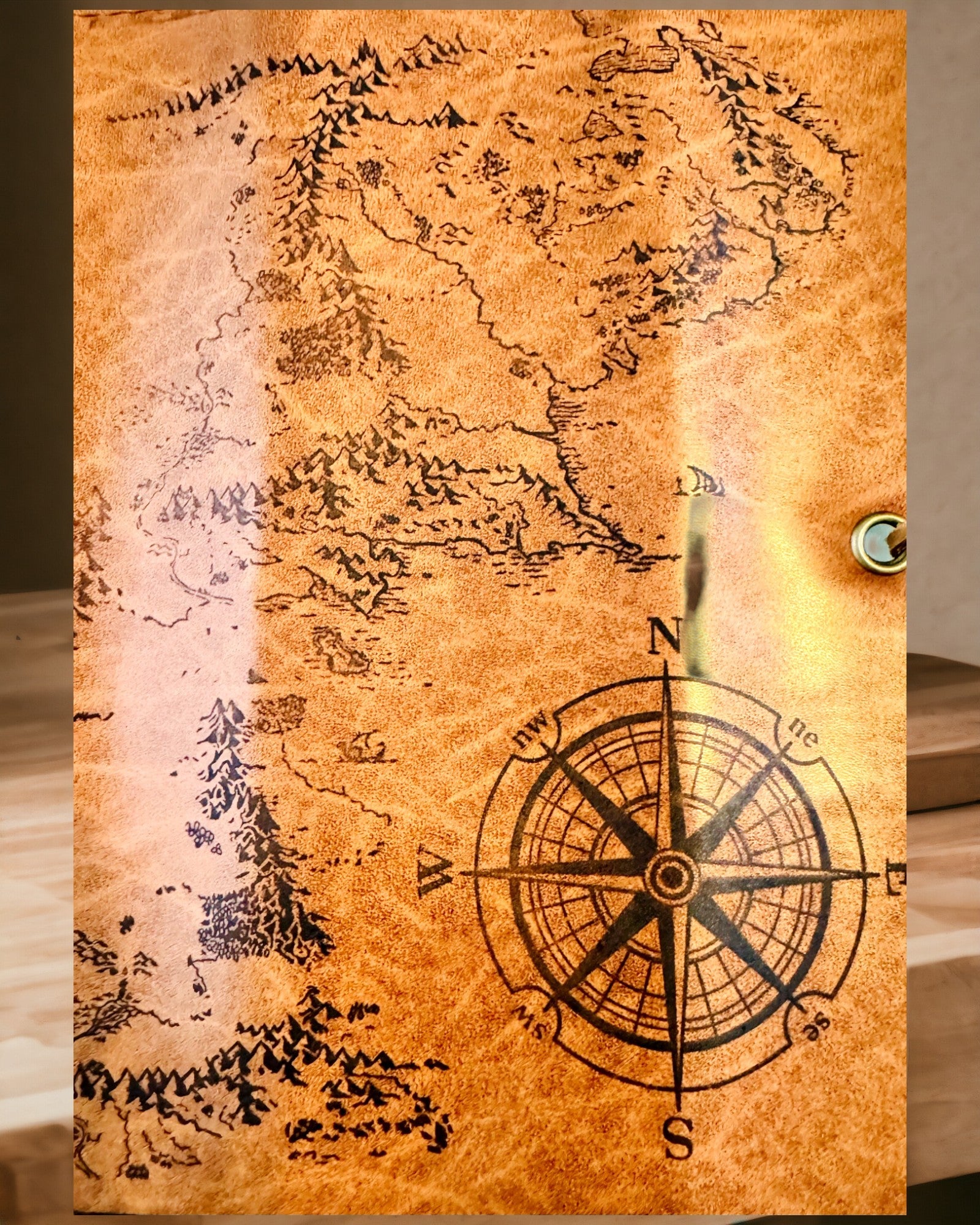 Estuche Retro de Cuero Marrón Oscuro con Motivo de Mapa del Tesoro - Elegante Bolsa para Guardar Tesoros de Escritura