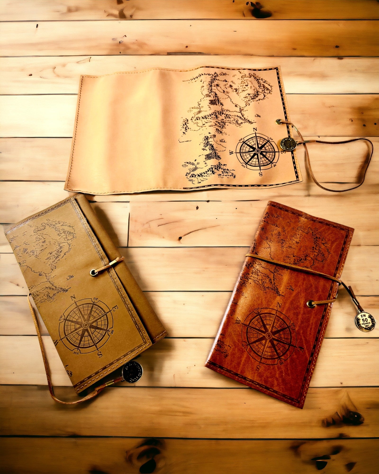 Retro Claro marrón - mate, Estuche de cuero en Estilo Viajero con Mapa del Mundo – Práctico y Espacioso. Personalización con grabado.