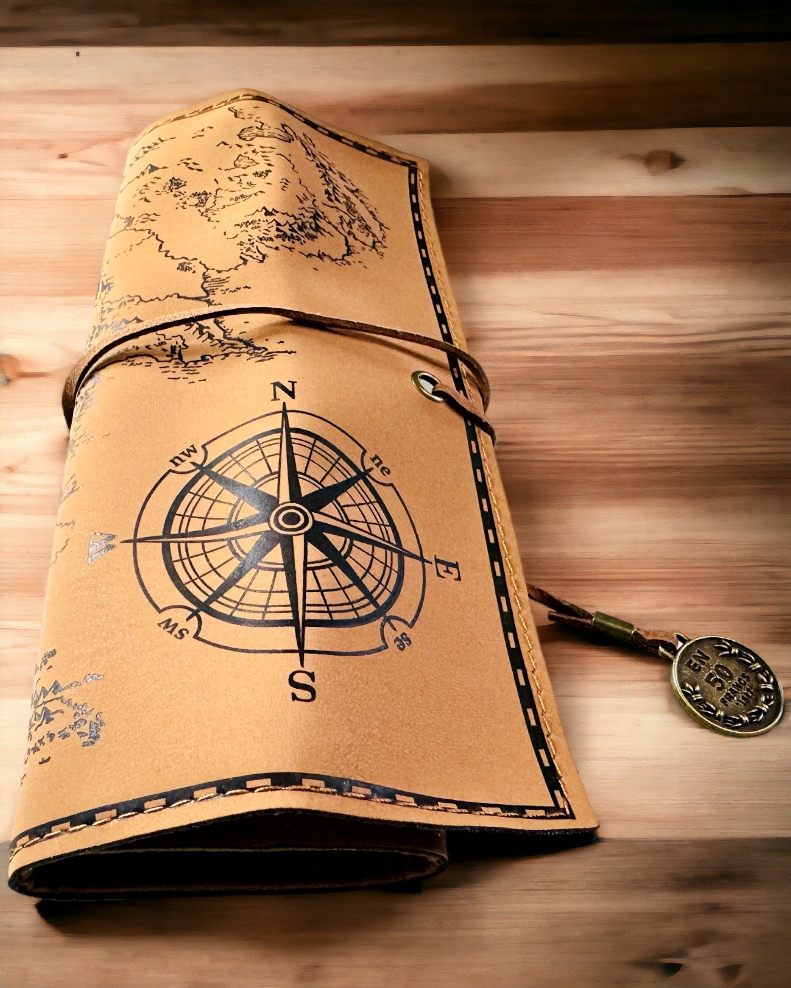 Retro Claro marrón - mate, Estuche de cuero en Estilo Viajero con Mapa del Mundo – Práctico y Espacioso. Personalización con grabado.