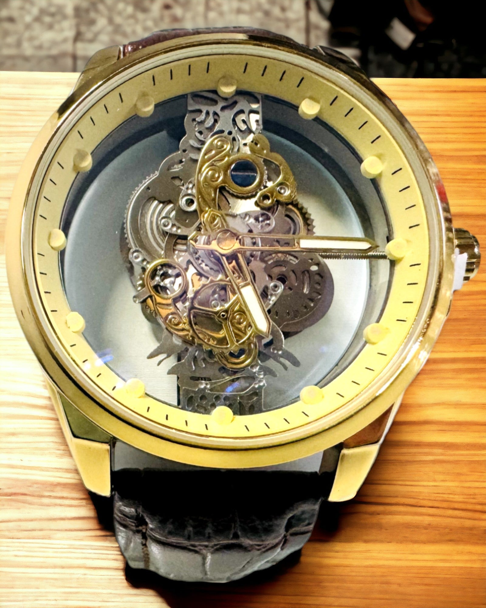 Reloj de Hombre con Mecanismo Transparente - Elegancia y Precisión en Montura Dorada