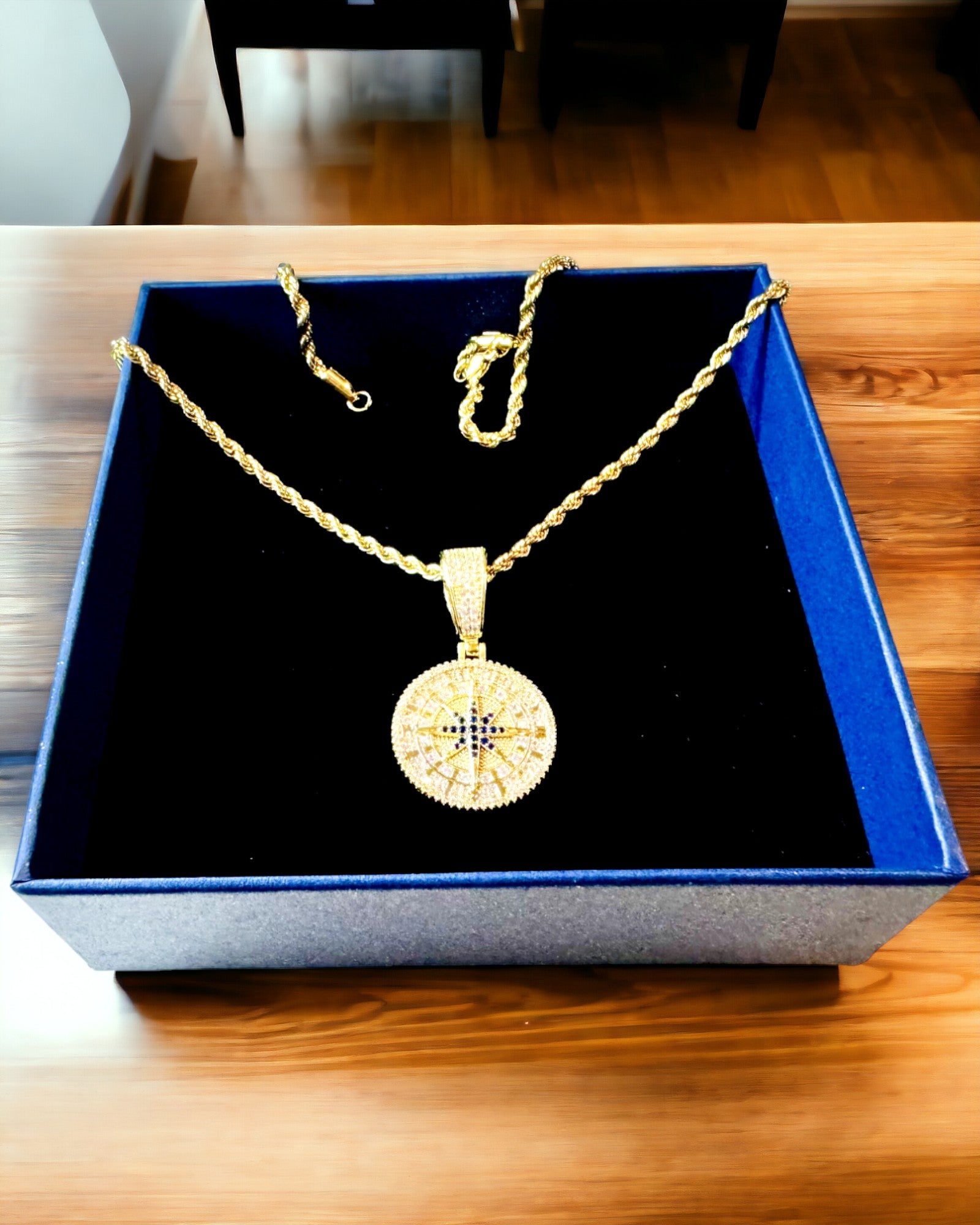 Collar con Colgante de Brújula en Estilo Glamour con Circonitas para Mujeres y Hombres - 2 variantes a elegir, personalización con grabado para regalo