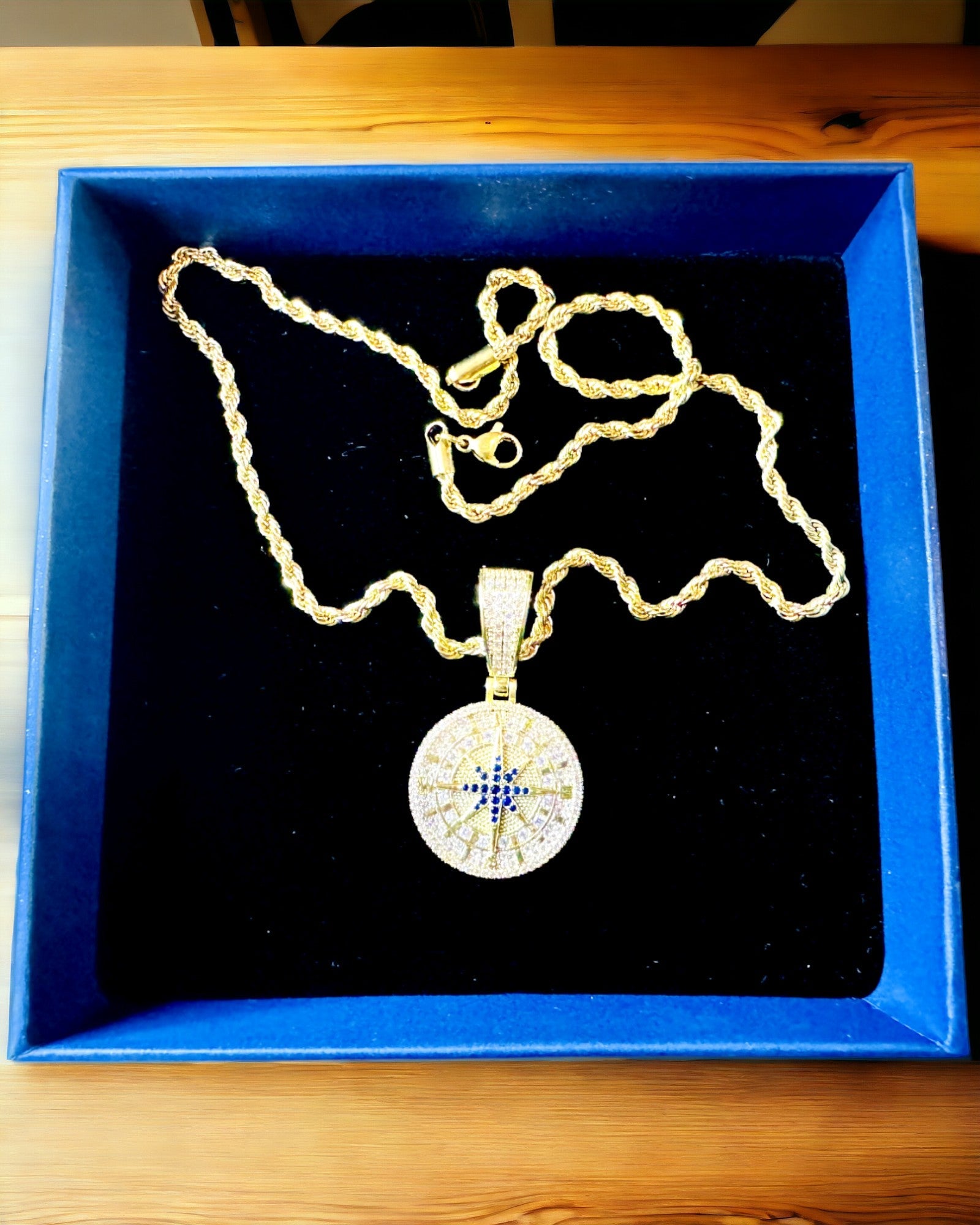 Collar con Colgante de Brújula en Estilo Glamour con Circonitas para Mujeres y Hombres - 2 variantes a elegir, personalización con grabado para regalo