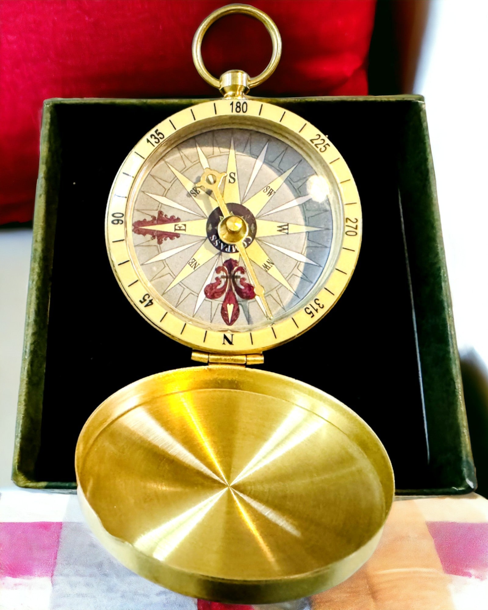 Brújula de Navegación de Estilo Retro – Instrumento Portátil y Preciso para Determinar la Dirección para Viajeros y Exploradores. Grabado, personalización.