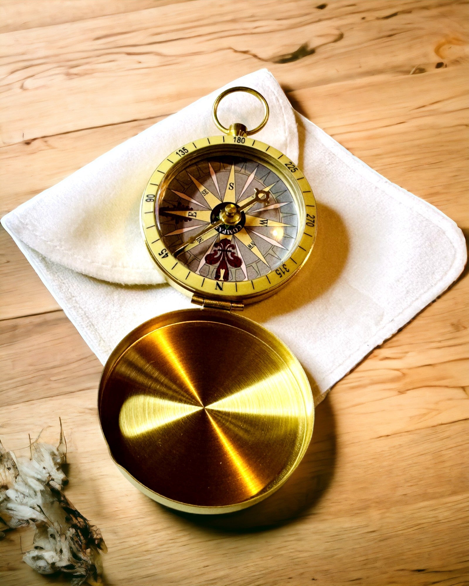 Brújula de Navegación de Estilo Retro – Instrumento Portátil y Preciso para Determinar la Dirección para Viajeros y Exploradores. Grabado, personalización.