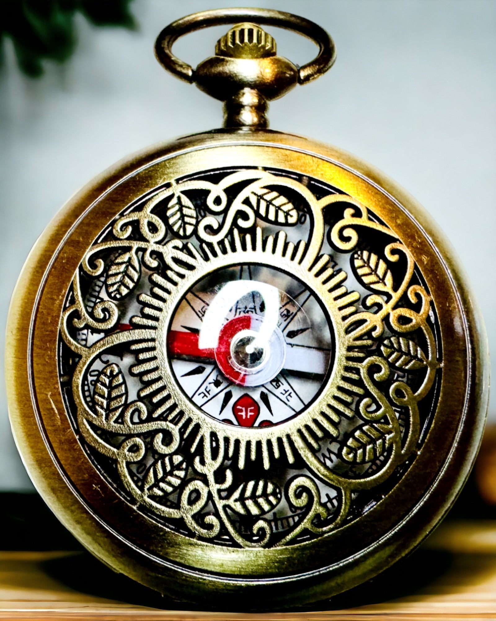 Brújula de Navegación de Estilo Vintage con Diseño Calado – color marrón-dorado